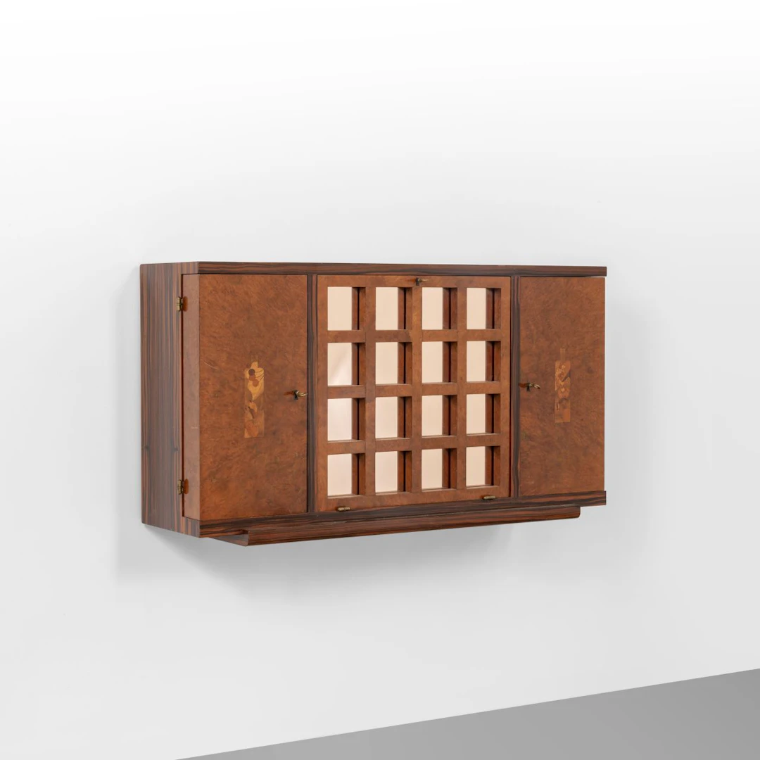UN MOBILE BAR PENSILE, anni '40. Legno di zebrano, ante in radica