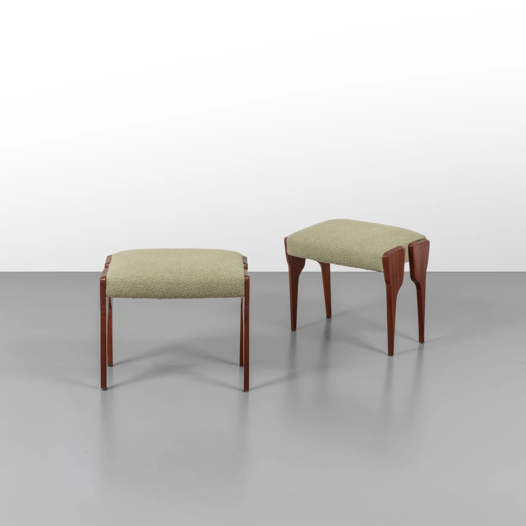 DUE POUF, anni '50. Legno di mogano, imbottiture rivestite in tessuto