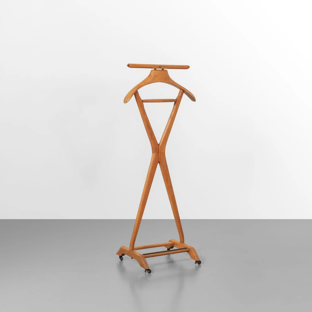 FRATELLI REGUITTI, anni '60. Un servomuto. Legno di faggio, ottone.