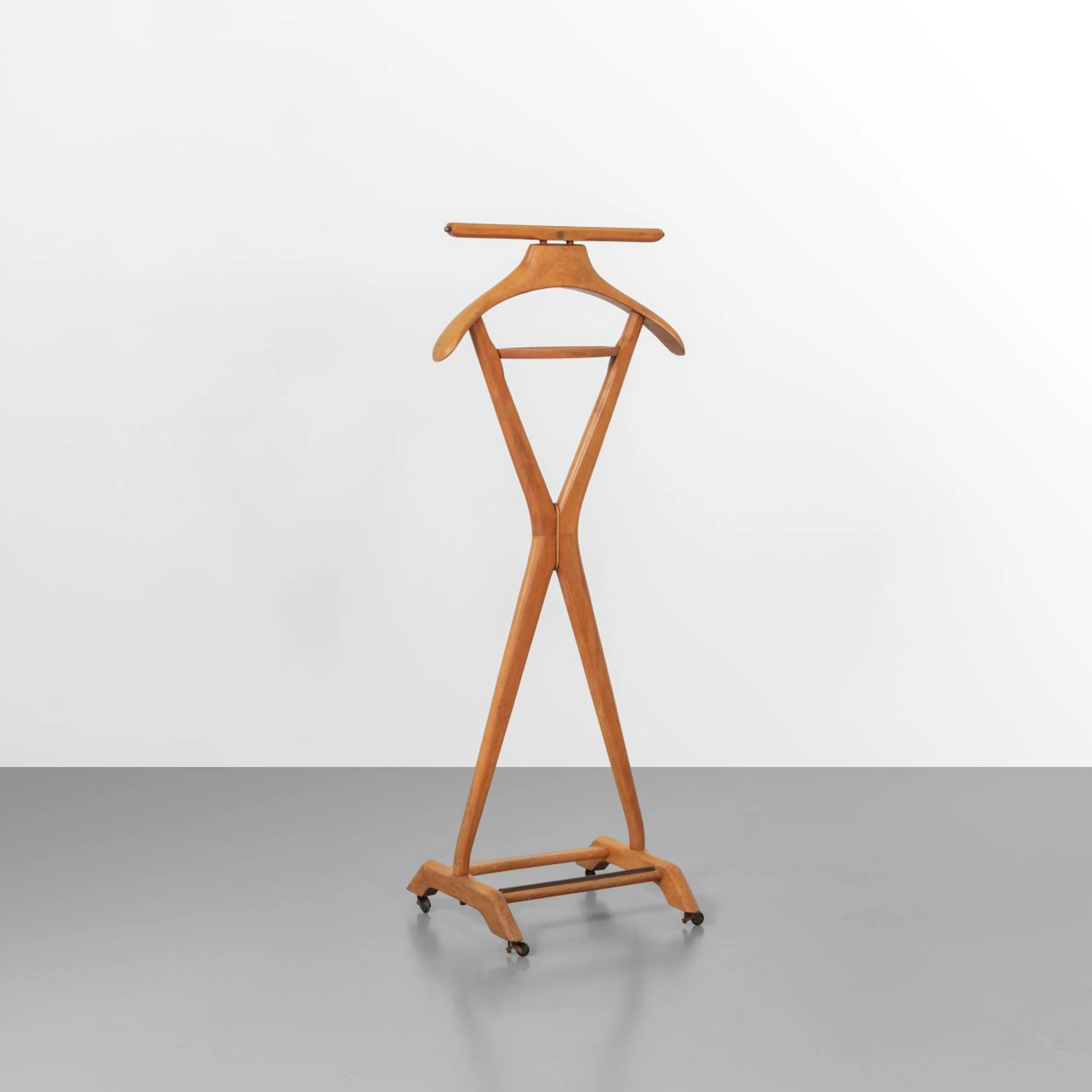 FRATELLI REGUITTI, anni '60. Un servomuto. Legno di faggio, ottone.