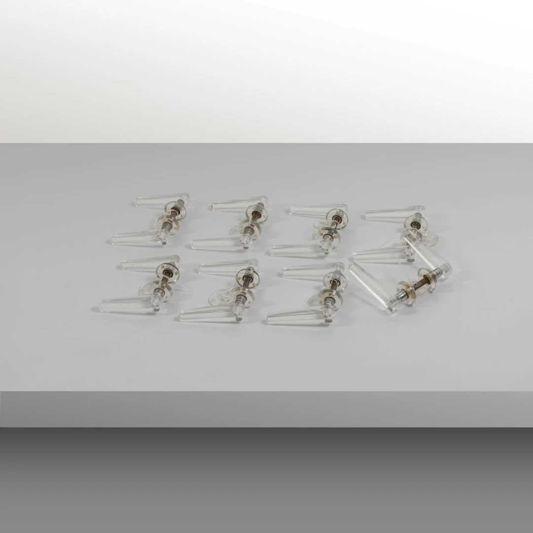 OTTO COPPIE DI MANIGLIE E SEDICI BOCCHETTE, anni '50. Plexiglas, ottone