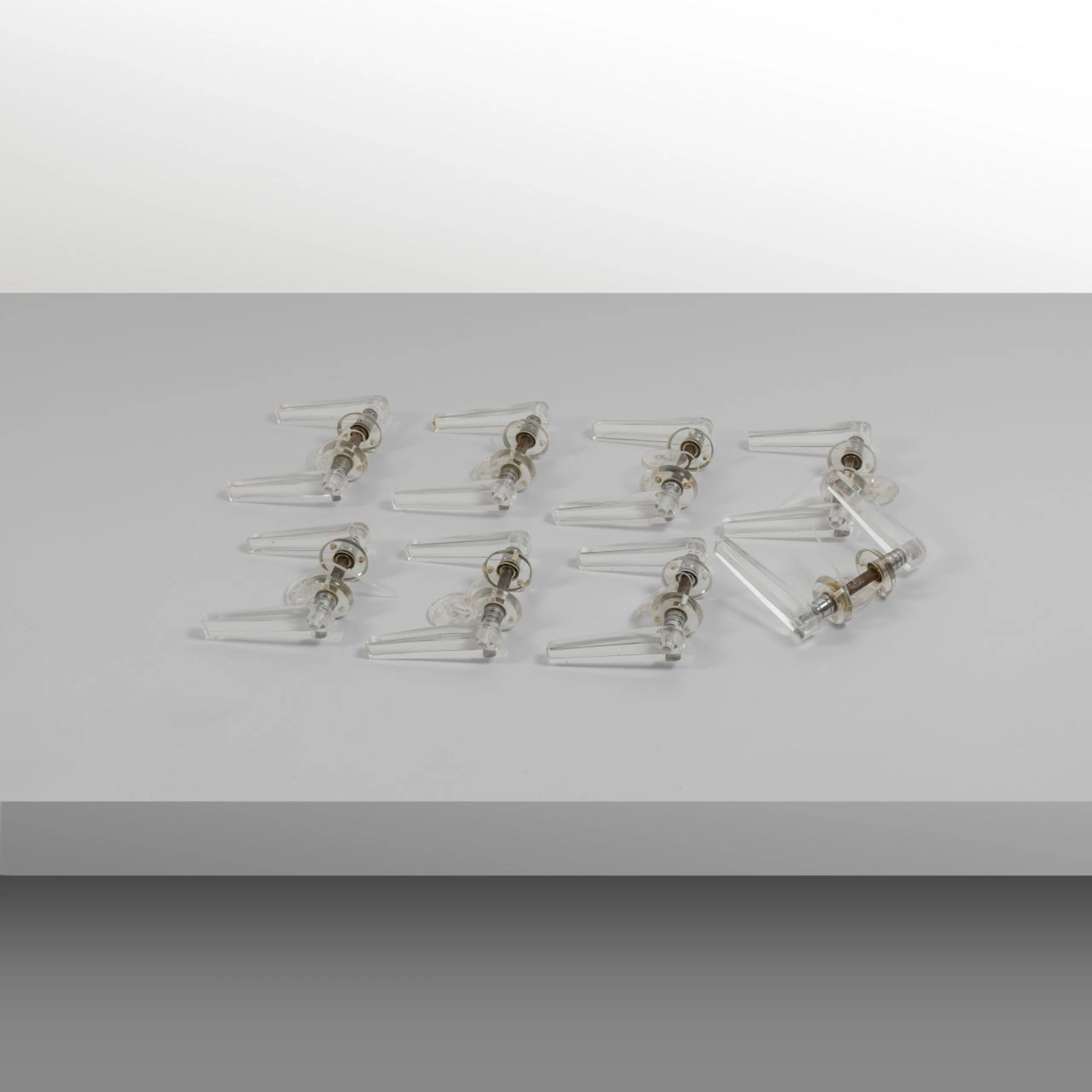 OTTO COPPIE DI MANIGLIE E SEDICI BOCCHETTE, anni '50. Plexiglas, ottone