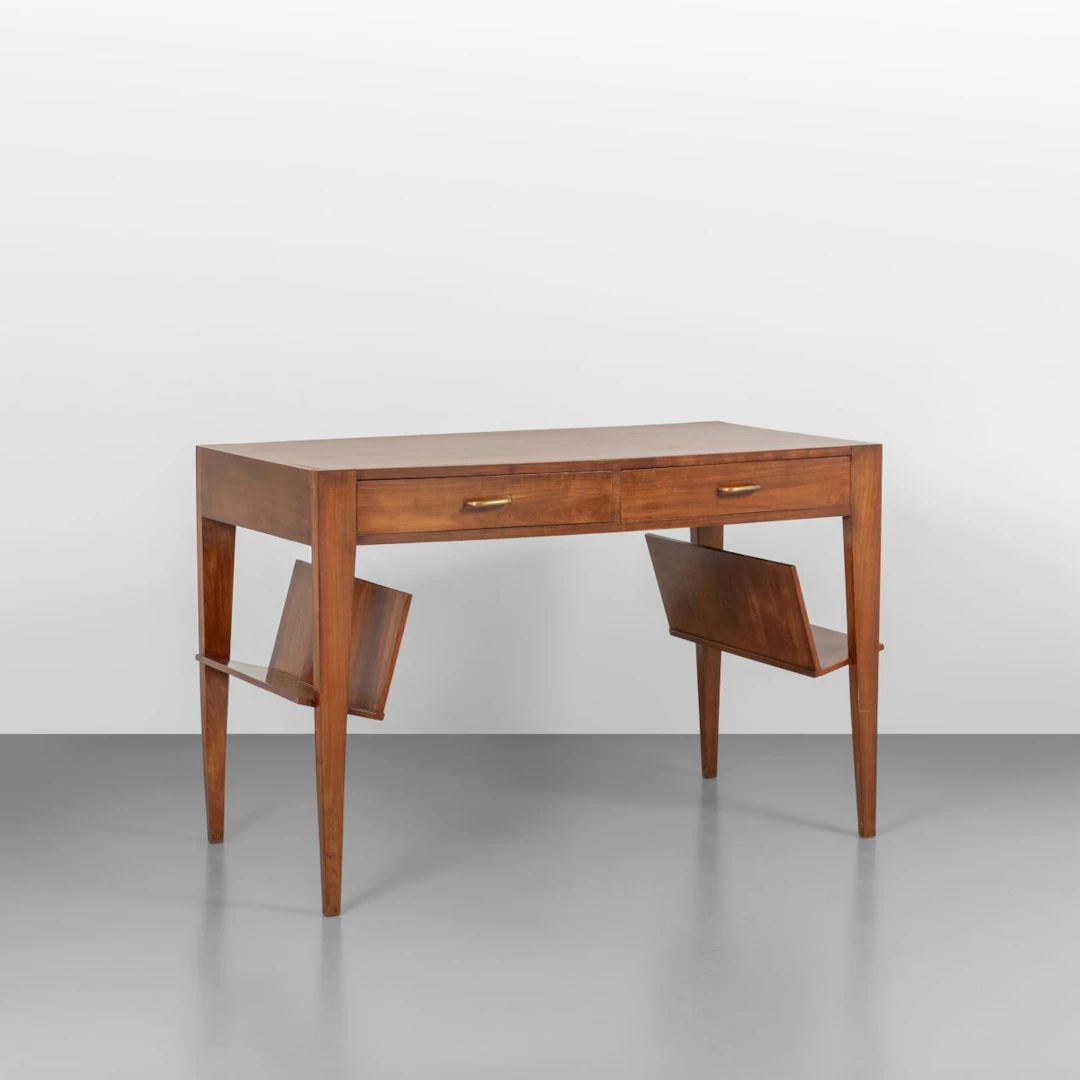 UNO SCRITTOIO, anni '40. Legno di mogano. Cm 78 (h) x 125 (l) x 61