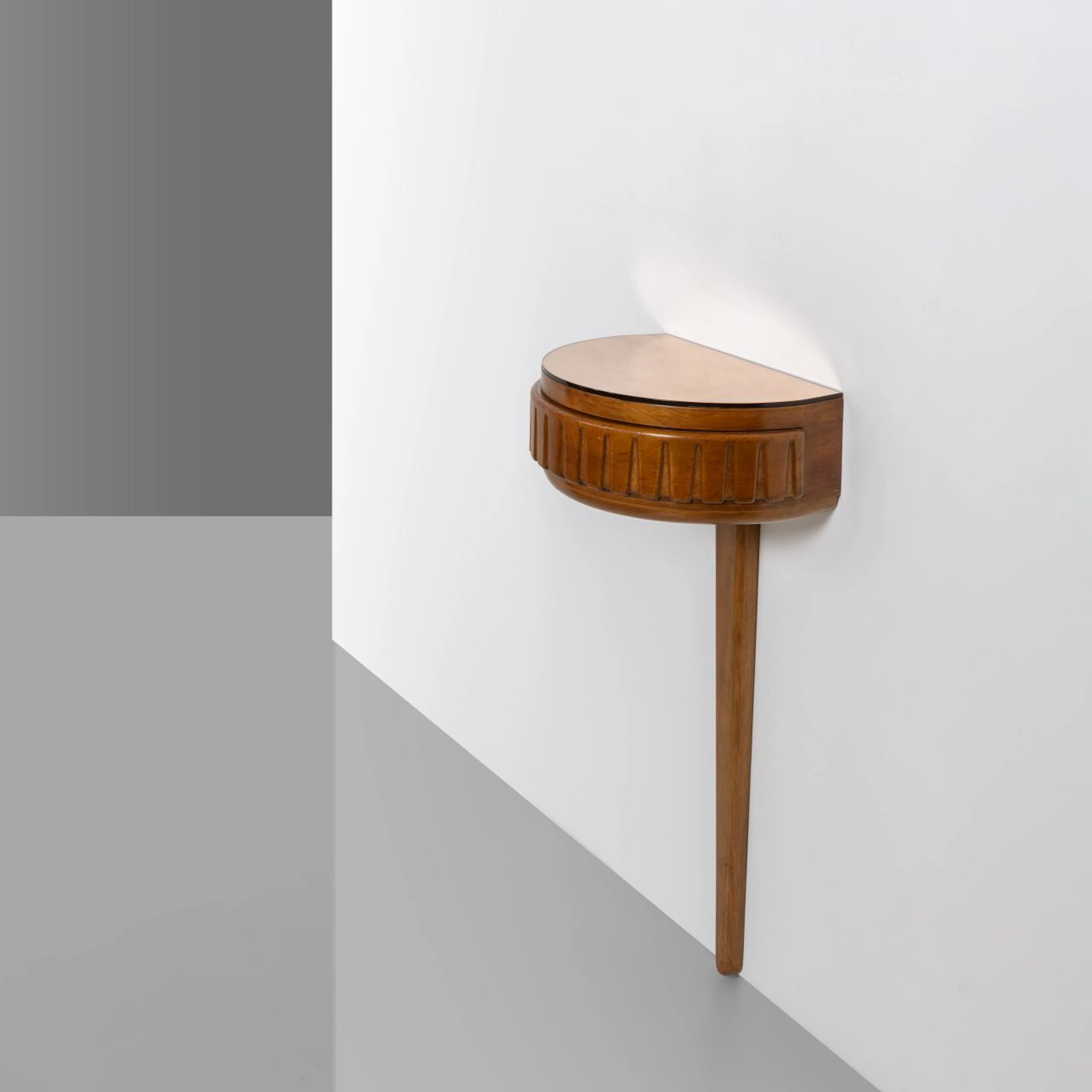 FONTANA ARTE, anni '40. Una console pensile. Legno di noce, cristallo