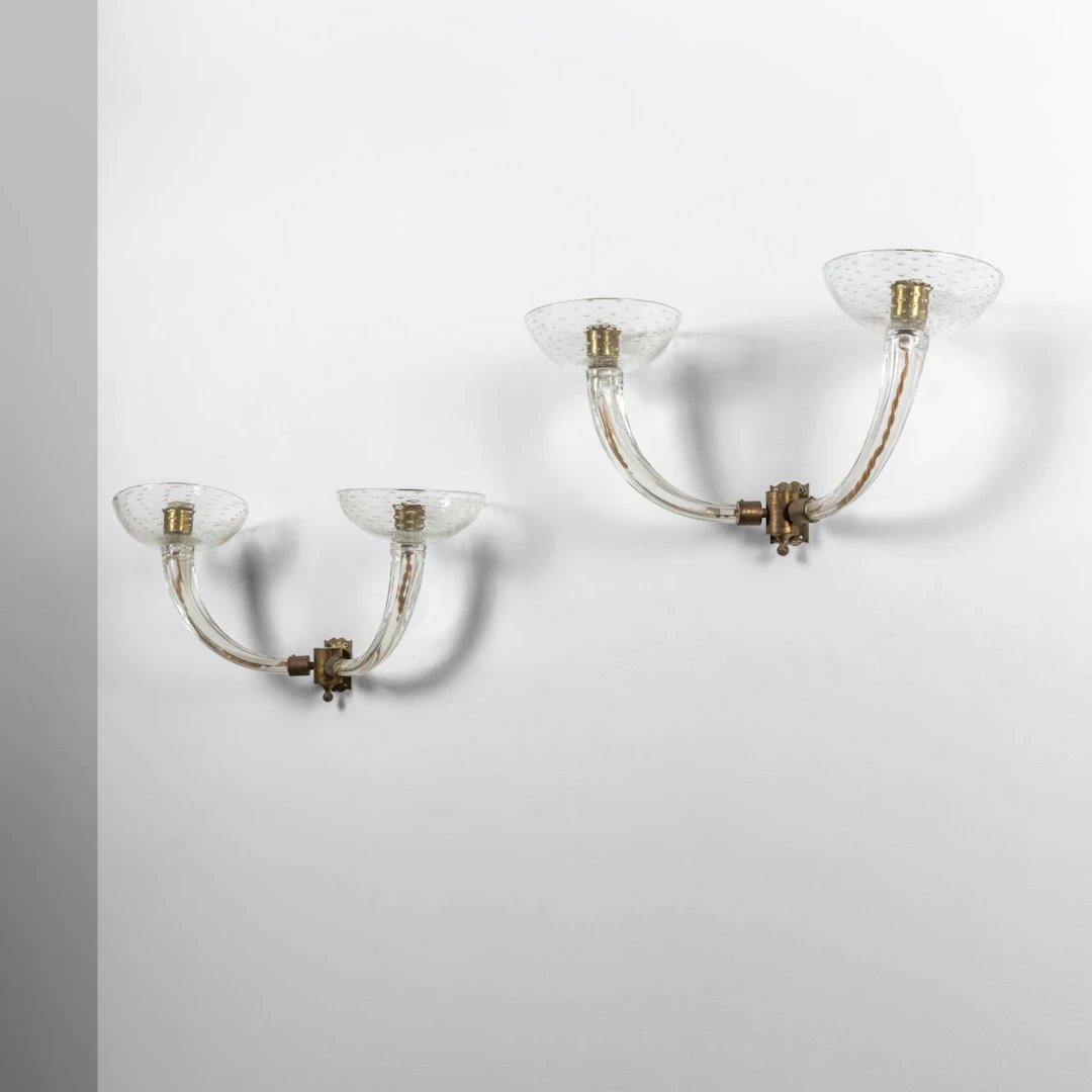 SEGUSO, anni 40. Due lampade da parete. Bracci in vetro scanalato