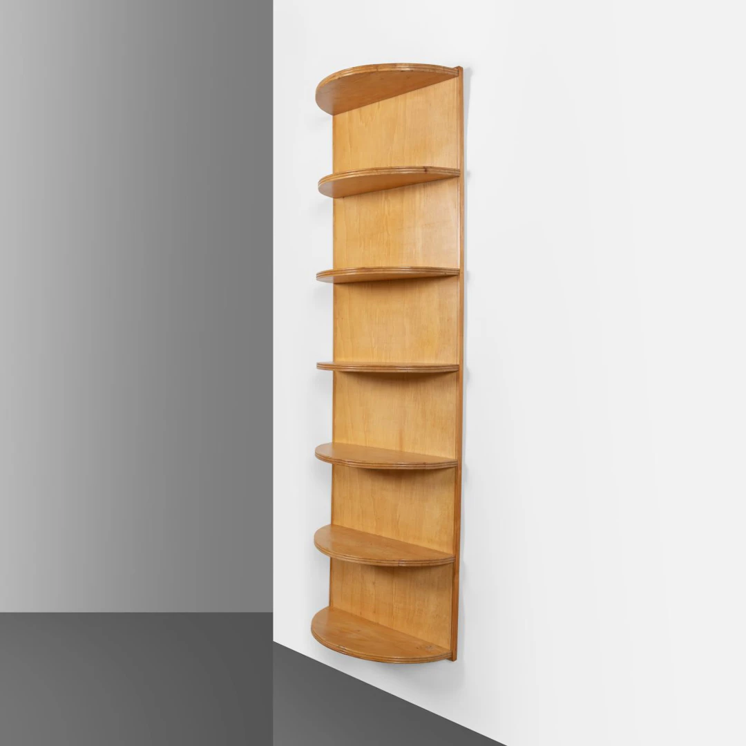 UN'ETAGERE PENSILE, anni '30. Legno di olmo. Cm 170 (h) x 52 (l) x 25 (p).