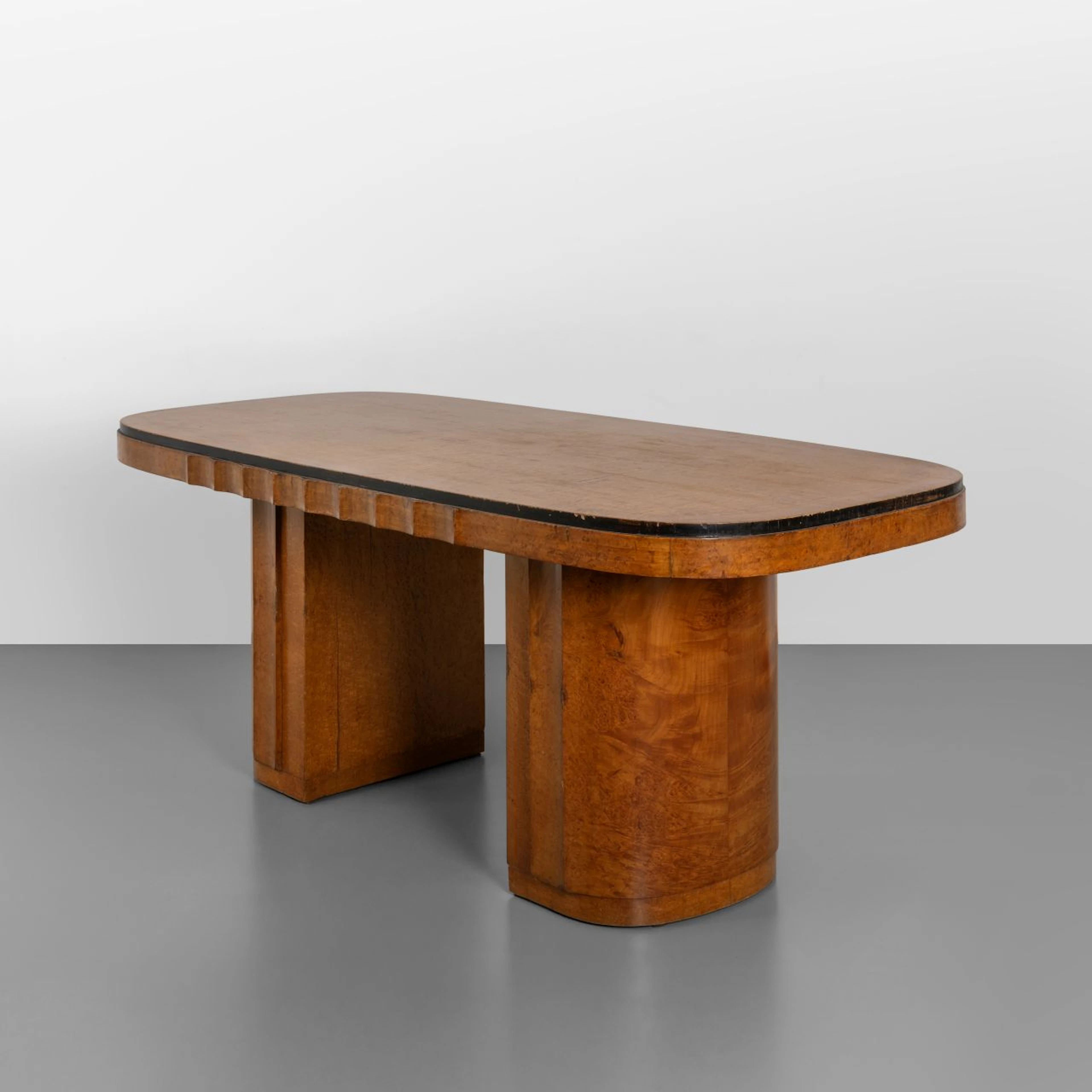 UN TAVOLO, anni '20. Radica di tuia. Cm 76 (h) x 183 x 94.