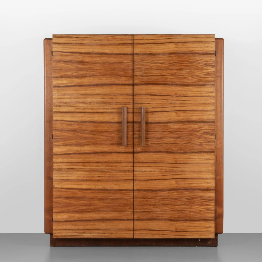 UN ARMADIO, anni '40. Legno di zebrano, legno di noce. Cm 191 (h)