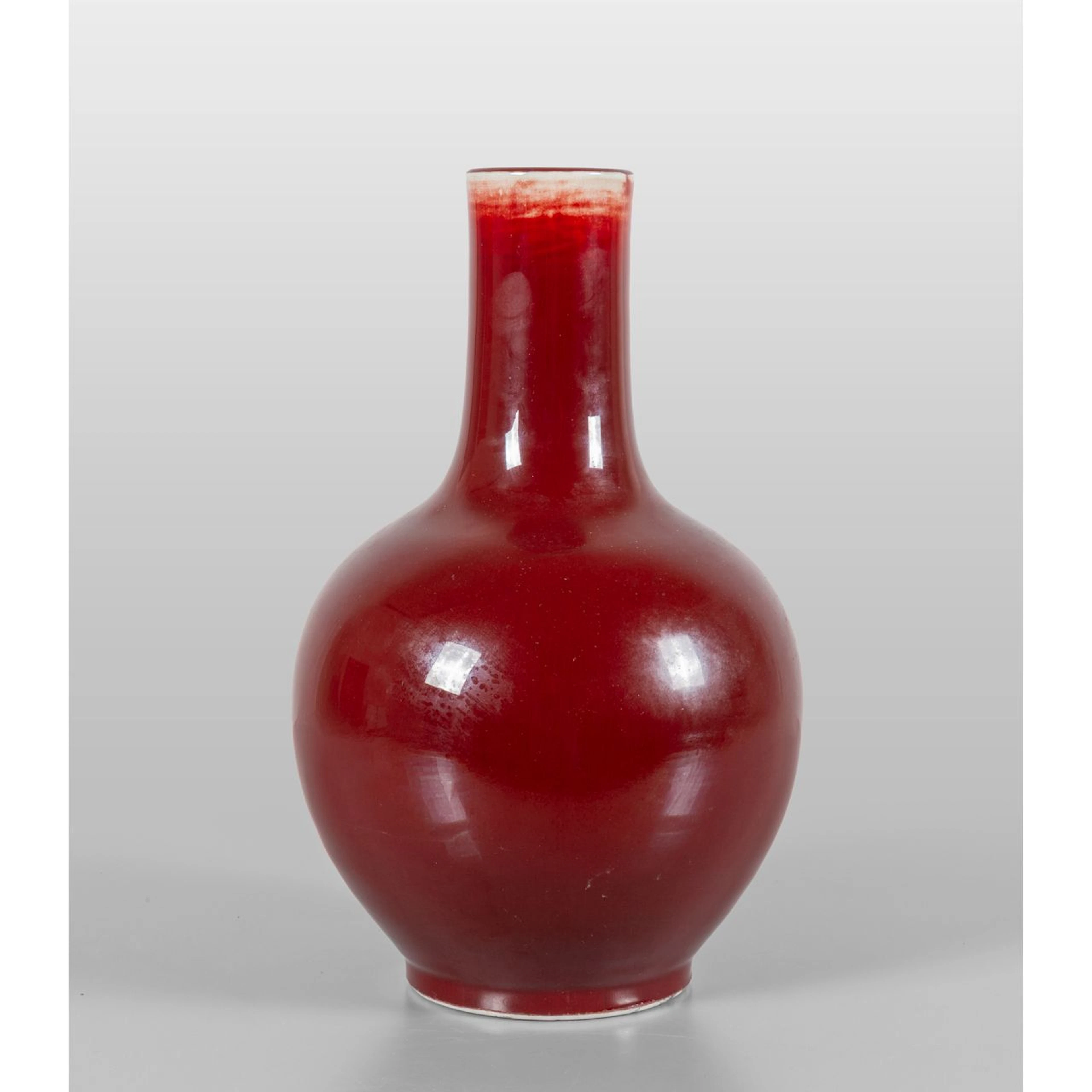 Vaso in porcellana sangue di bue, marcato alla base h.cm.35