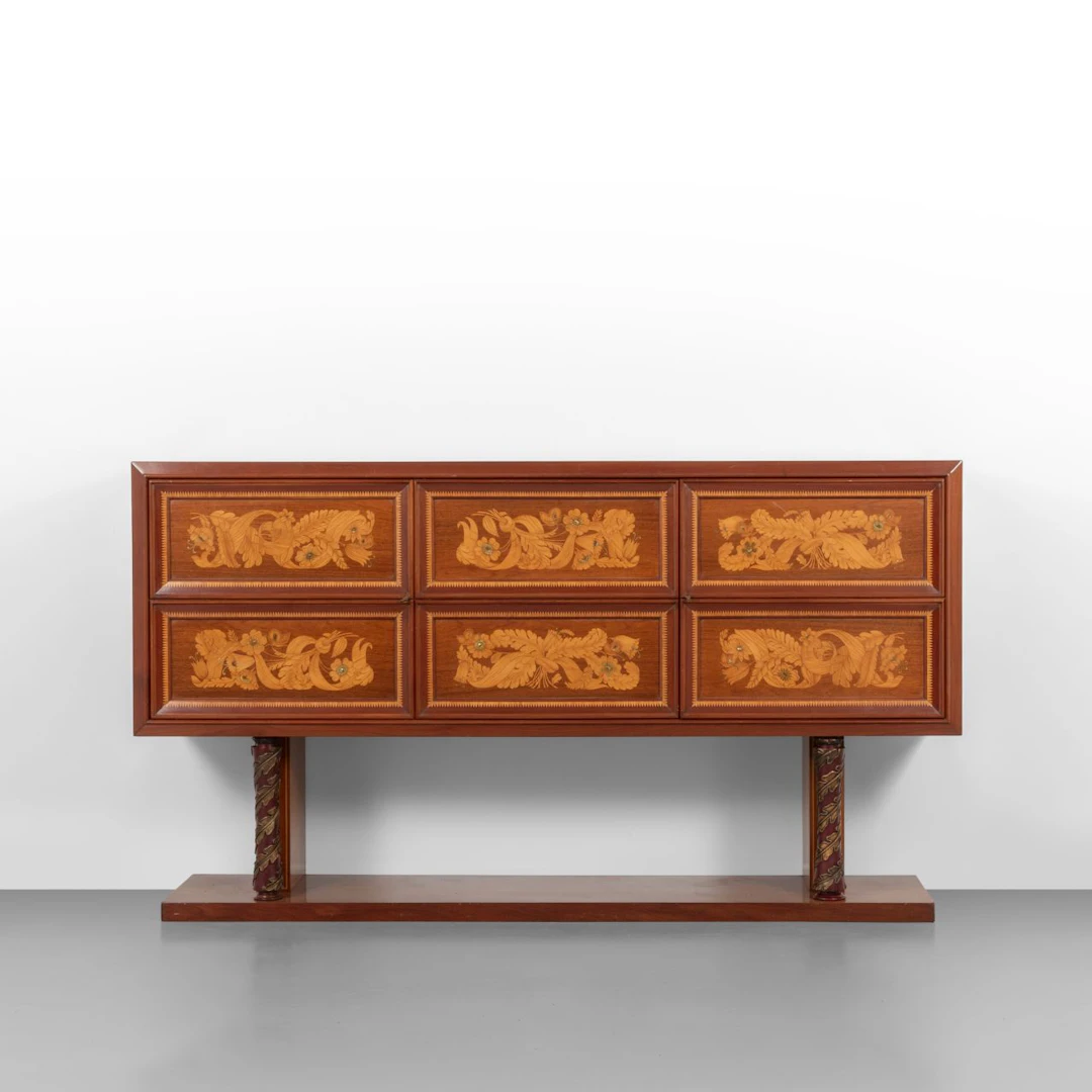 UNA CREDENZA, anni '40. Legno di noce. Ante intarsiate con motivi