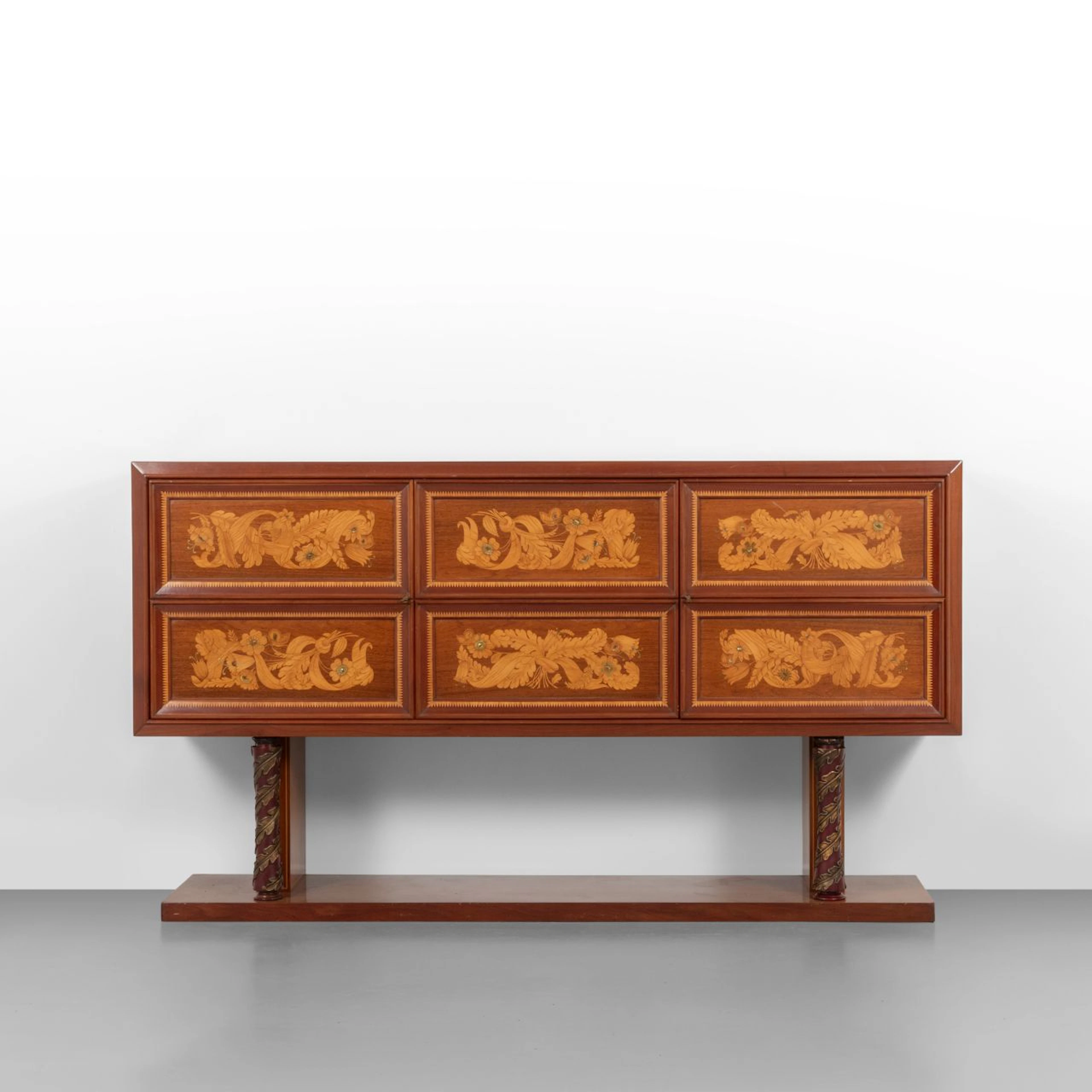 UNA CREDENZA, anni '40. Legno di noce. Ante intarsiate con motivi