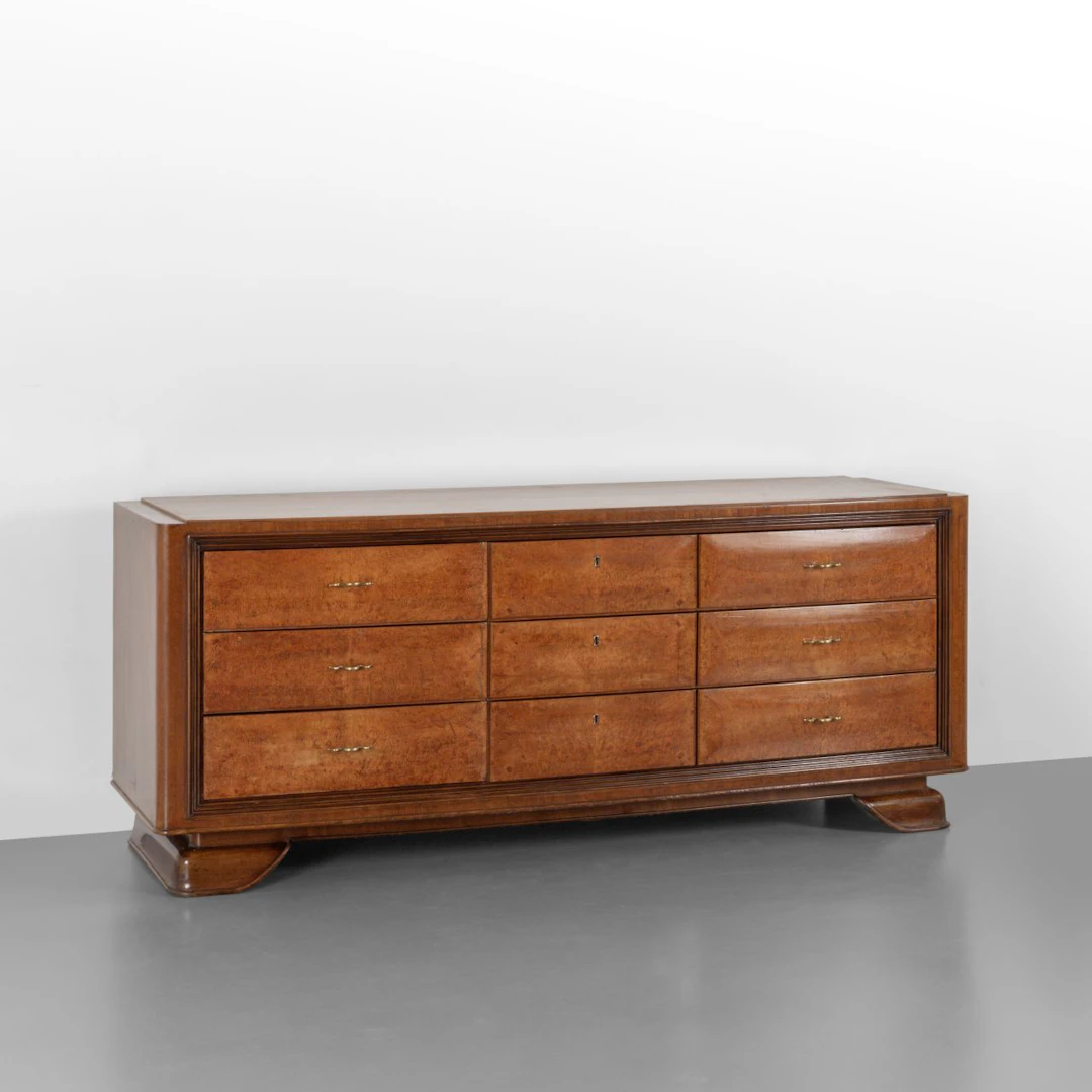 UNA CASSETTIERA, anni '40. Radica di tuia, legno di mogano, ottone.