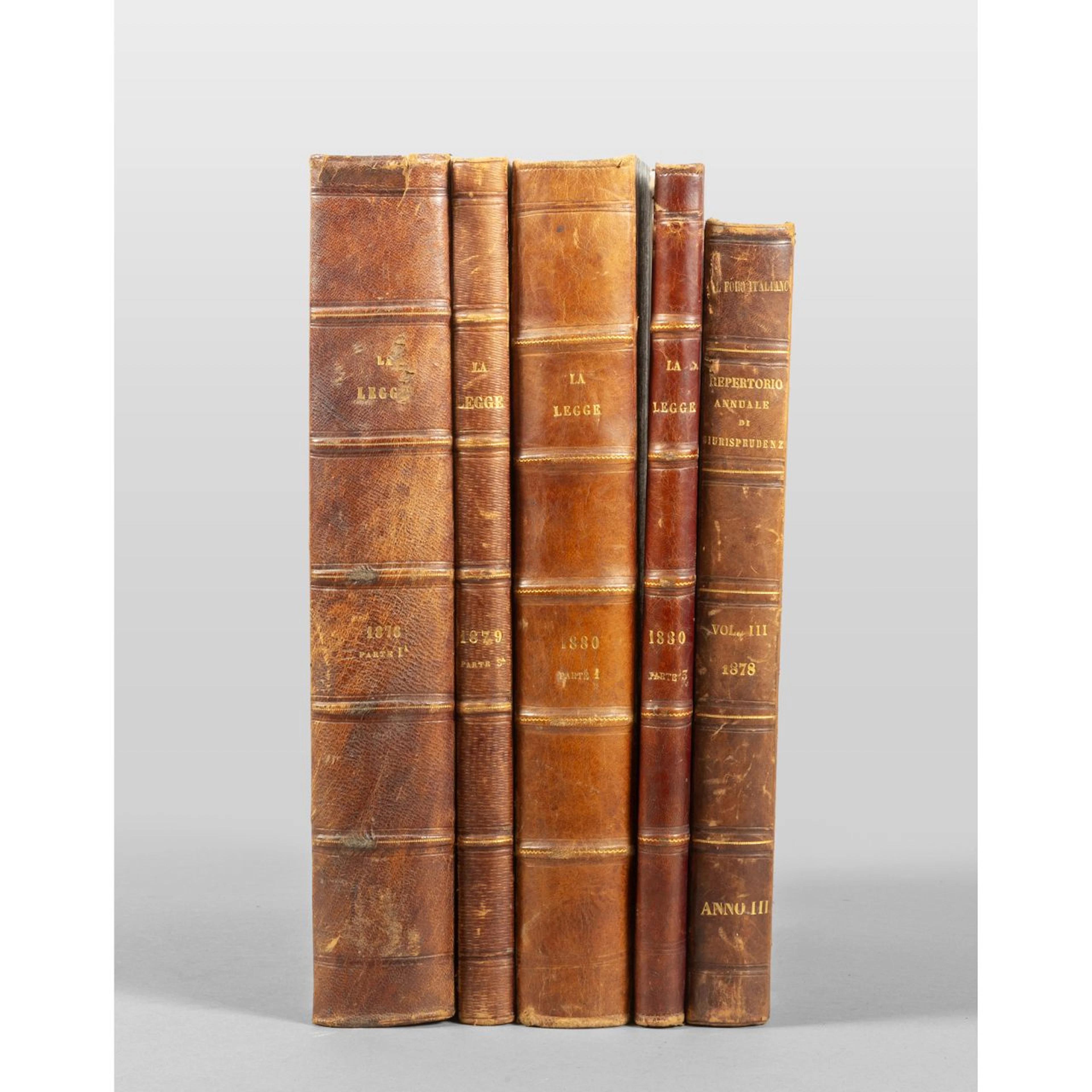 Due scatole contenenti libri di argomento giuridico della fine del sec.XIX