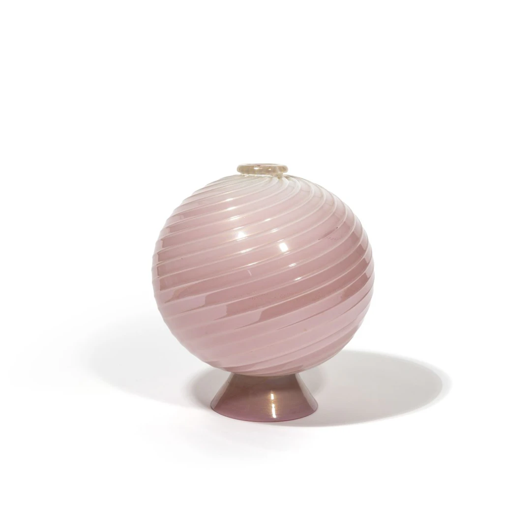 FLAVIO POLI, SEGUSO VETRI D'ARTE, 1935. Un vaso sferico in vetro rosa