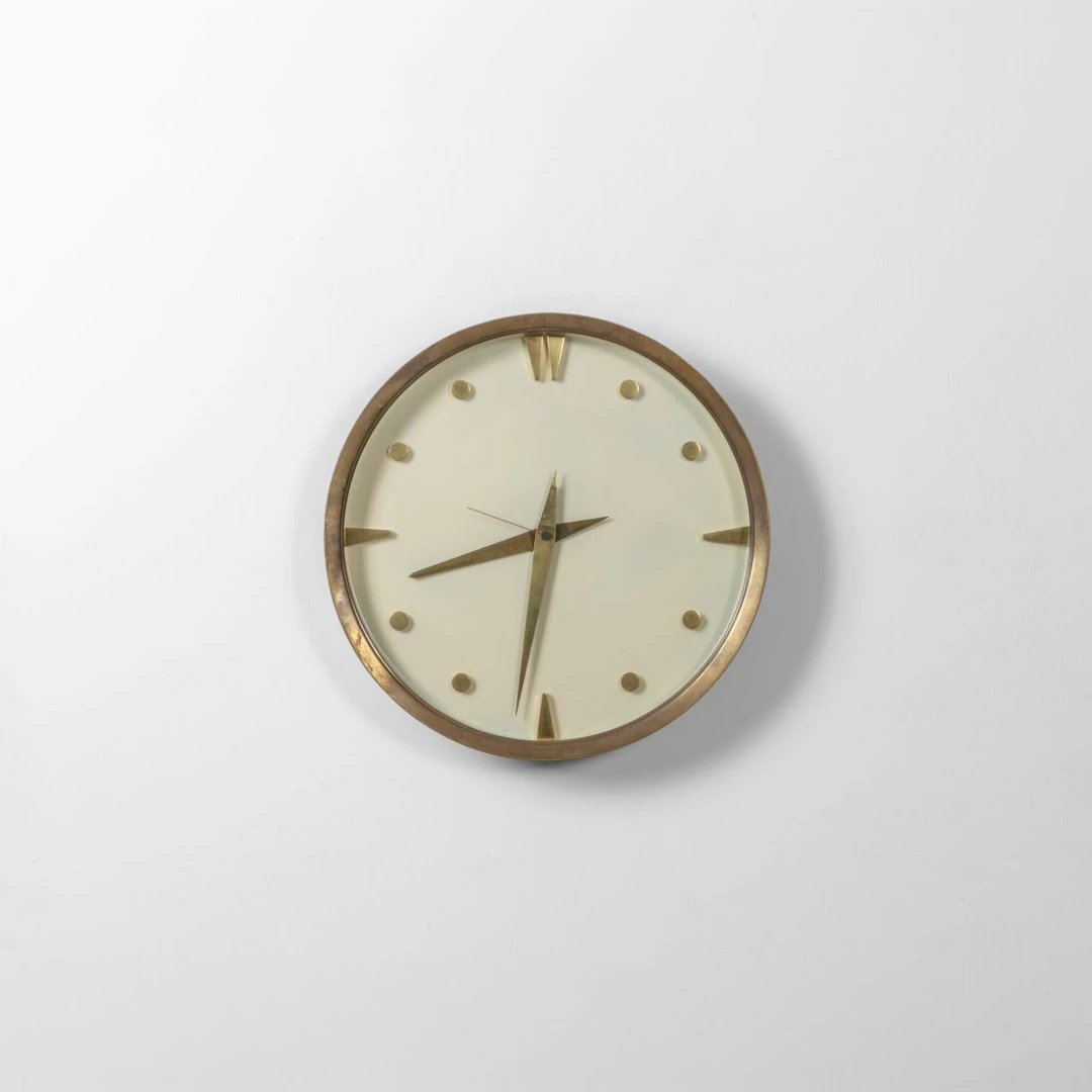 UN OROLOGIO DA PARETE, anni '50. Ottone, cristallo. Funzionante. Cm
