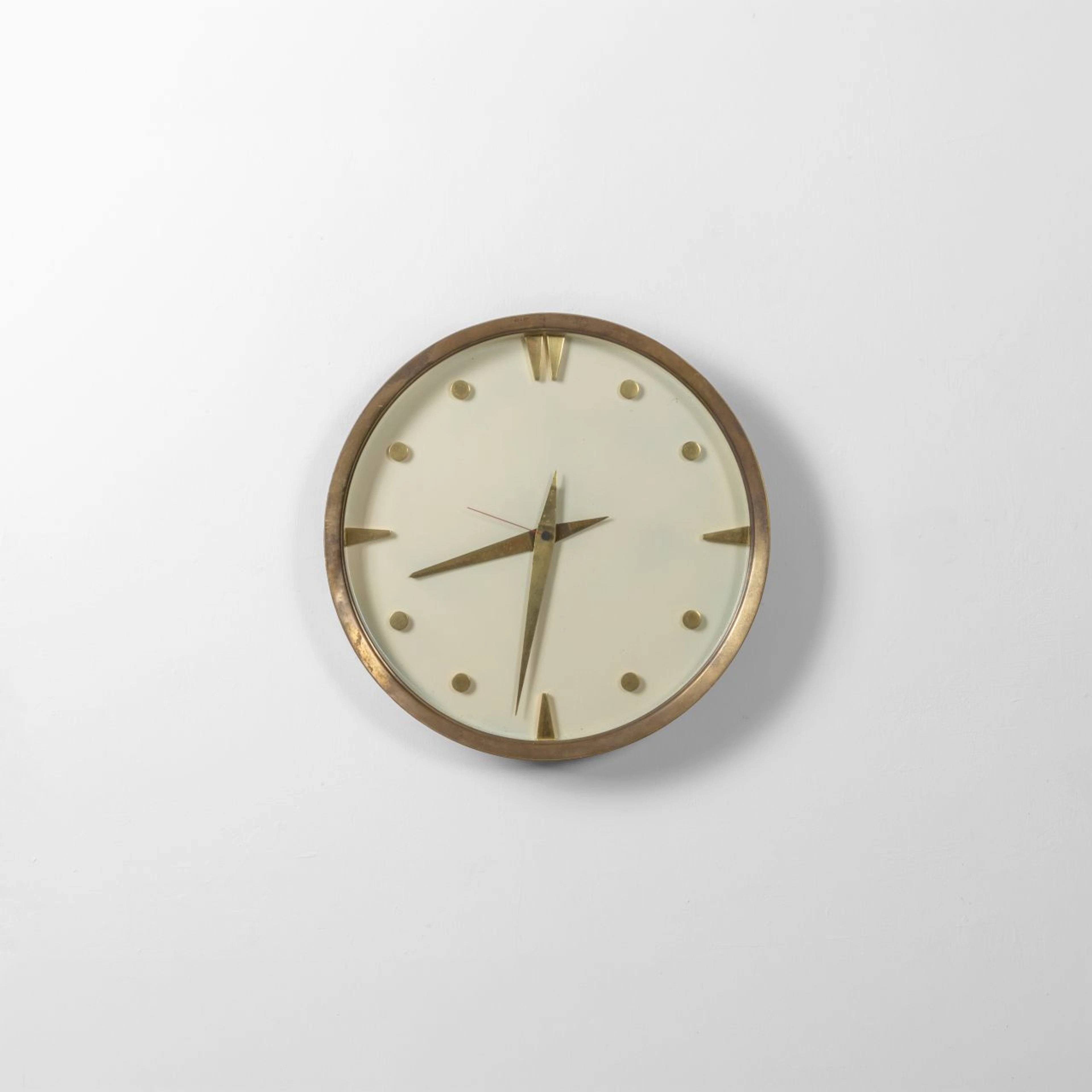UN OROLOGIO DA PARETE, anni '50. Ottone, cristallo. Funzionante. Cm