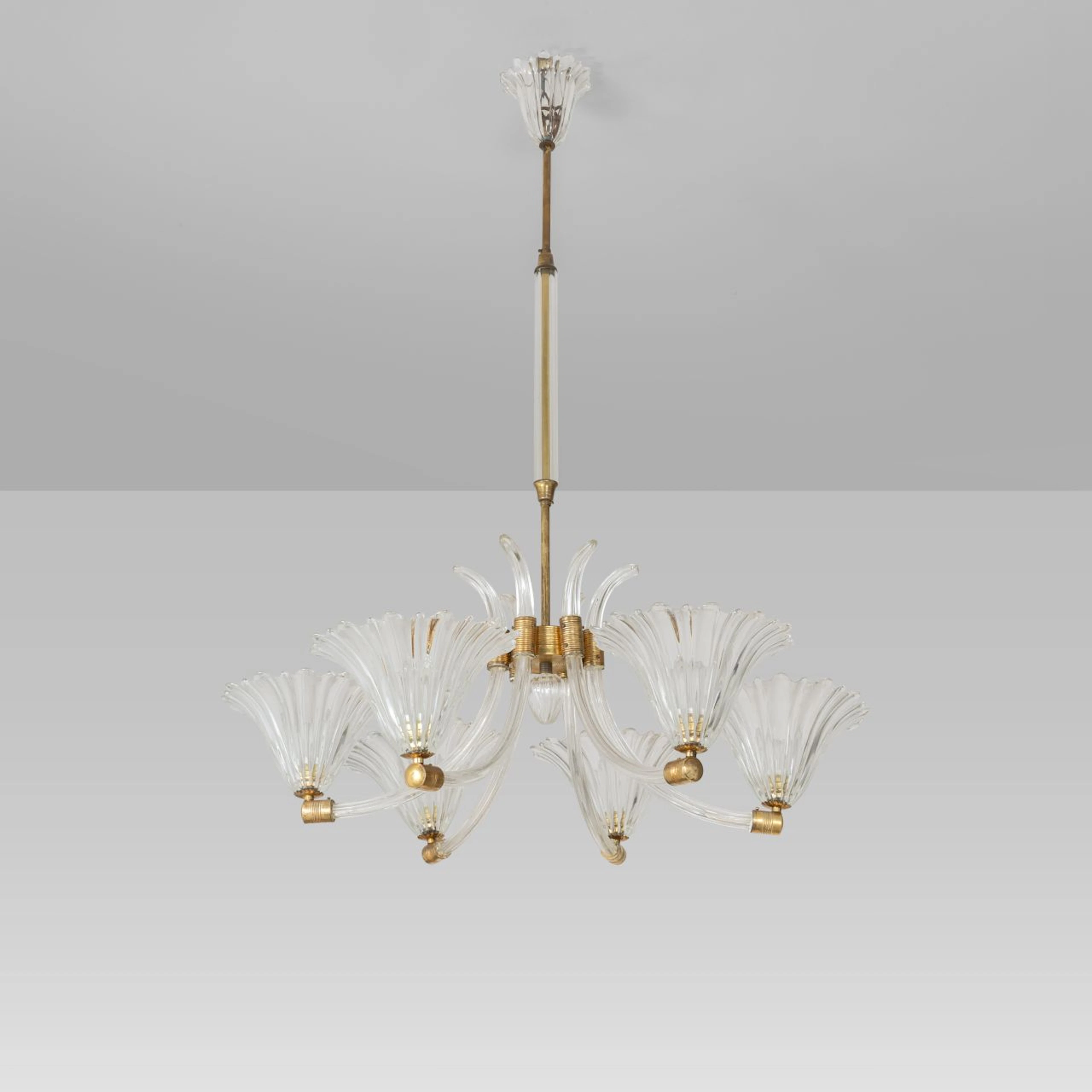 MURANO, anni '40. Una lampada a sospensione. Vetro soffiato, ottone.