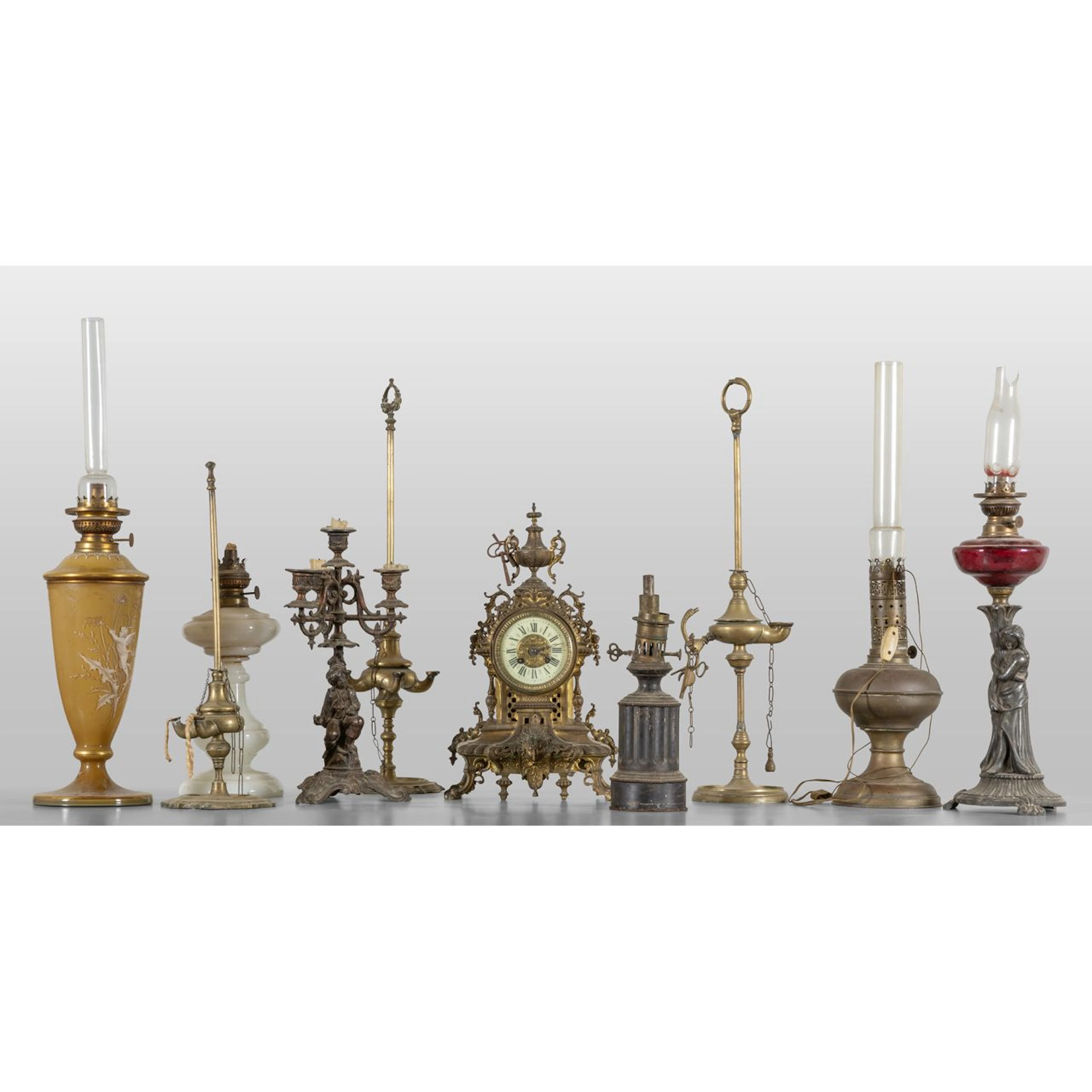 Scatola magica contenente lampade a petrolio, un orologio e fiorentine