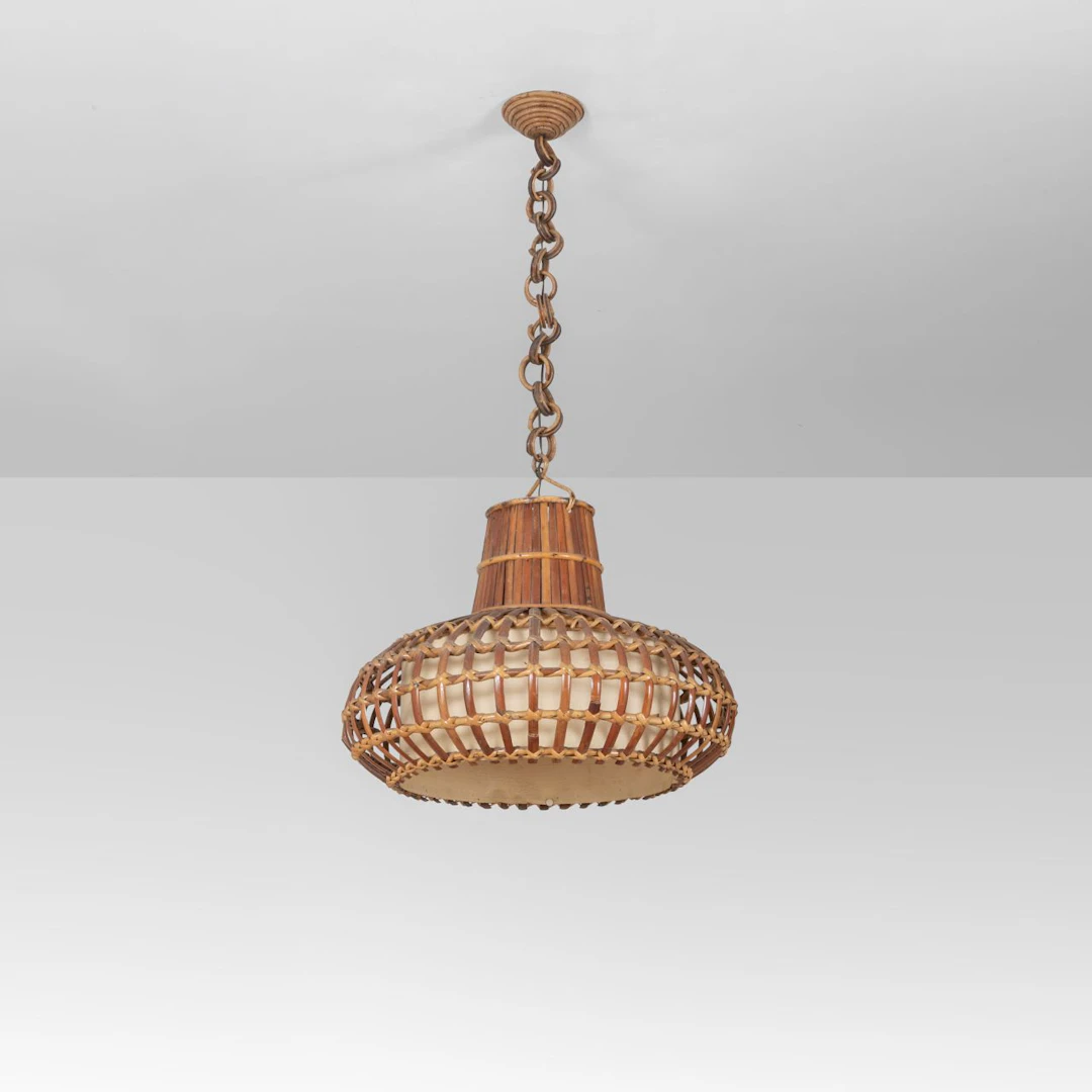 UNA LAMPADA A SOSPENSIONE, anni '60. Giunco, canna d'India, poliestere.