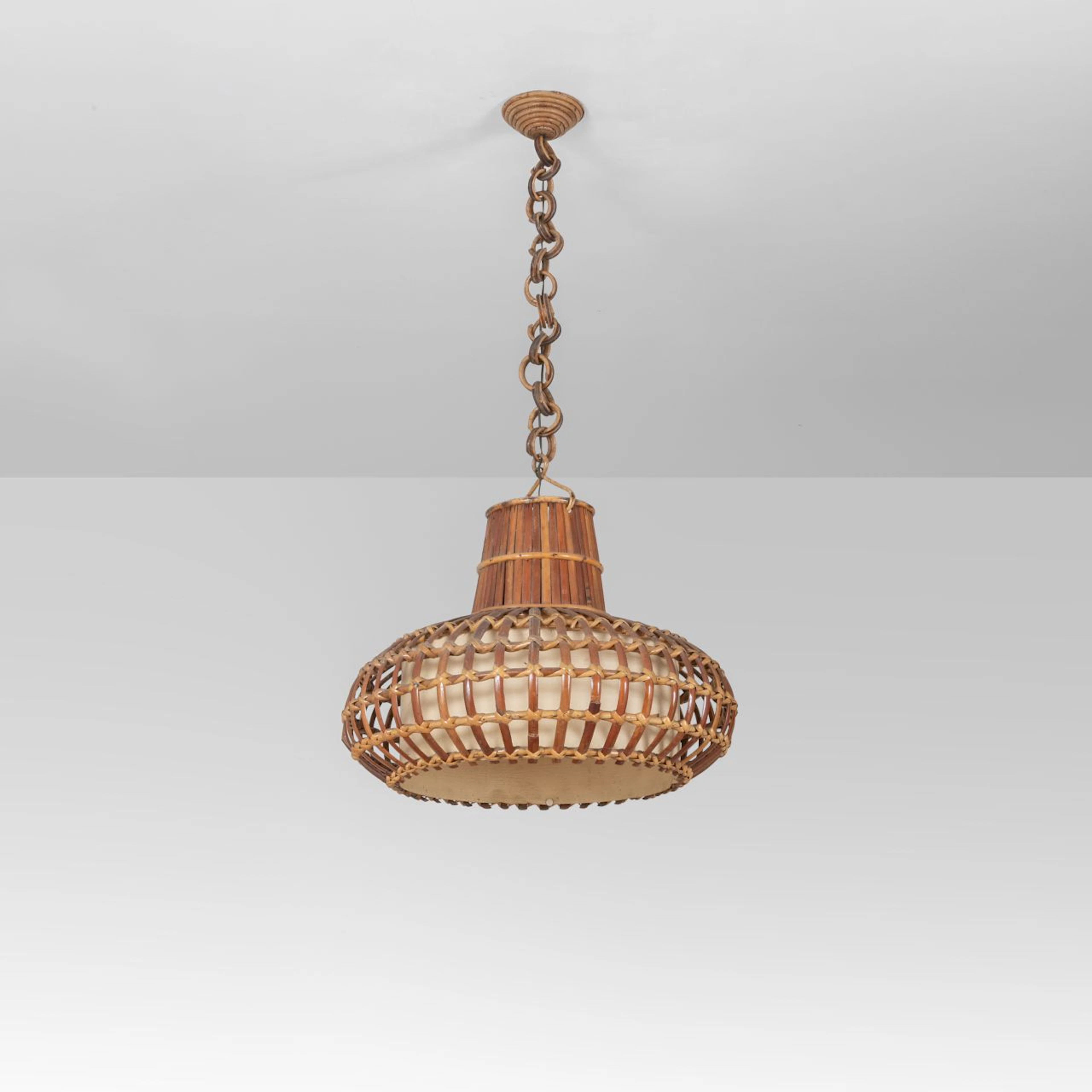 UNA LAMPADA A SOSPENSIONE, anni '60. Giunco, canna d'India, poliestere.