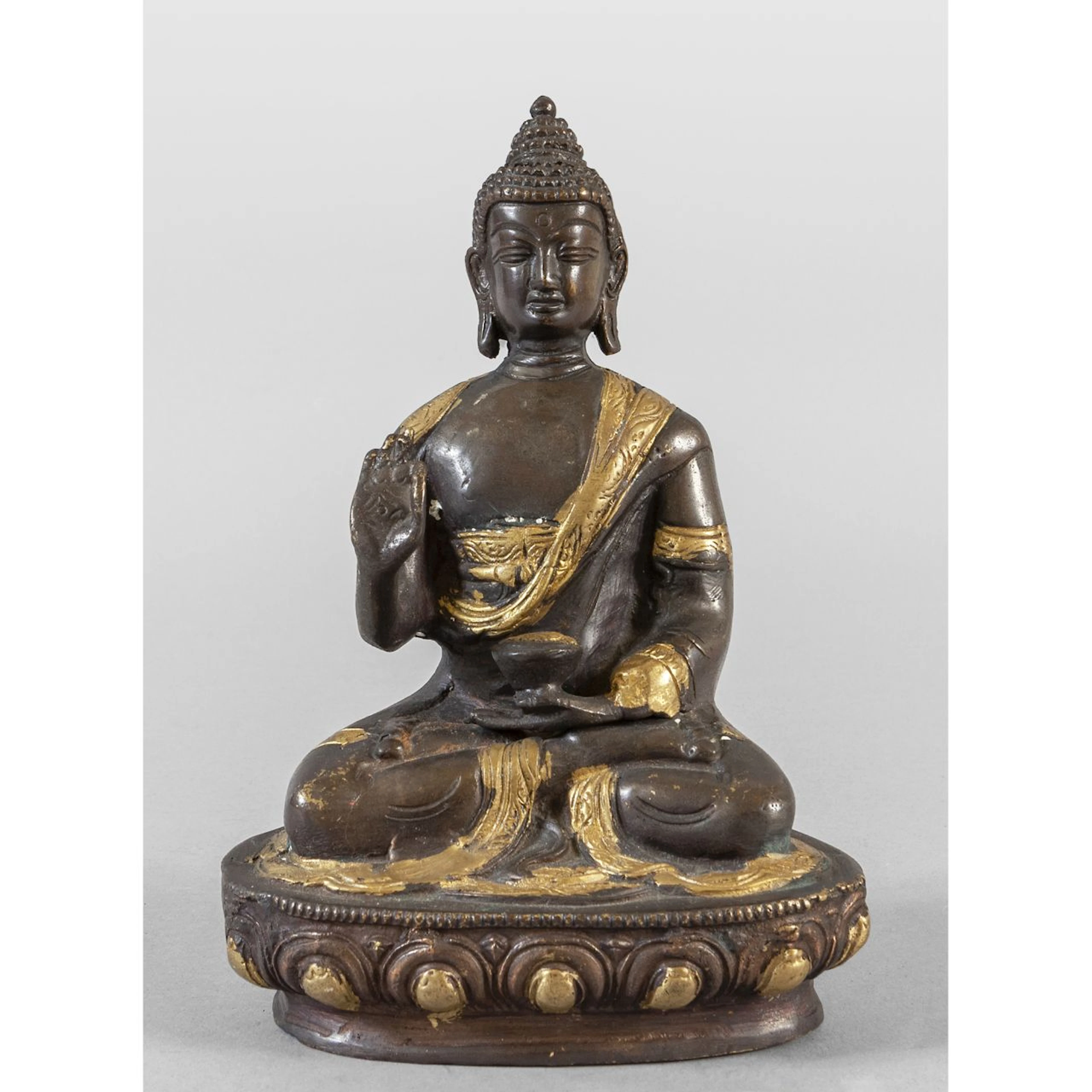 Buddha in bronzo con ciotola, lumeggiato in oro, sec.XIX cm. 19x12,5 h. 8