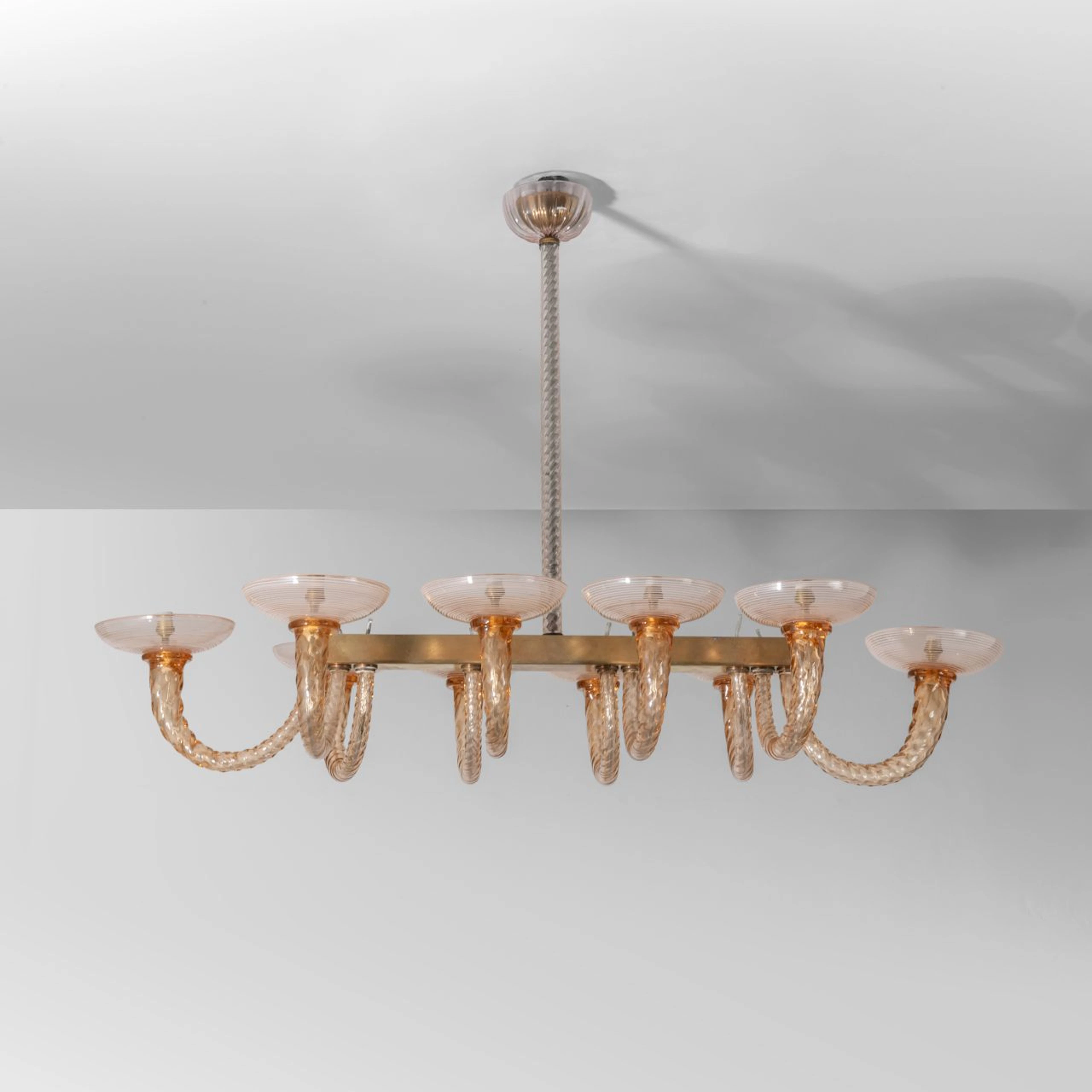 BAROVIER & TOSO, anni '50. Una lampada a sospensione. Vetro rosa ritorto