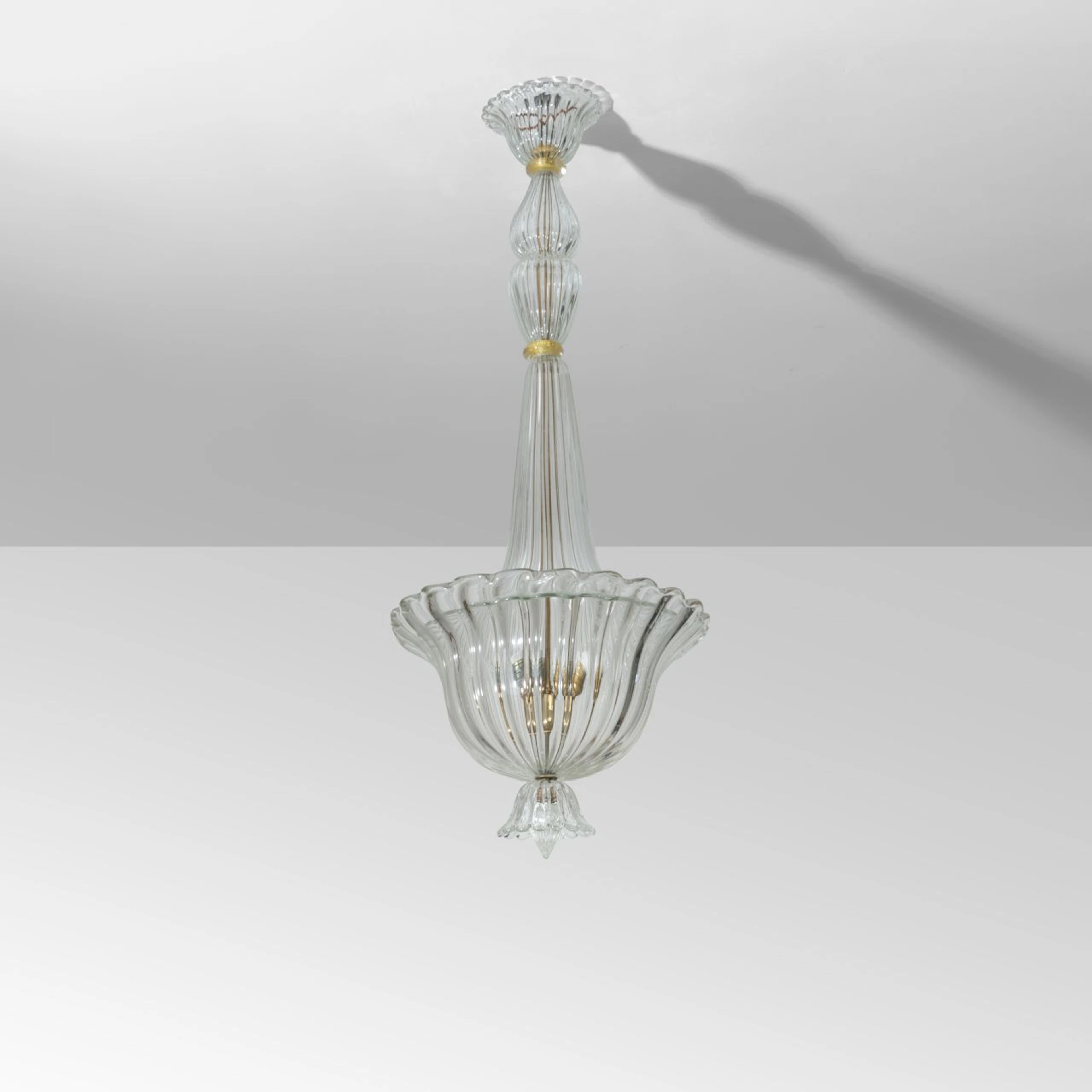 MURANO, anni '40. Una lampada a sospensione. Vetro a coste, anelli