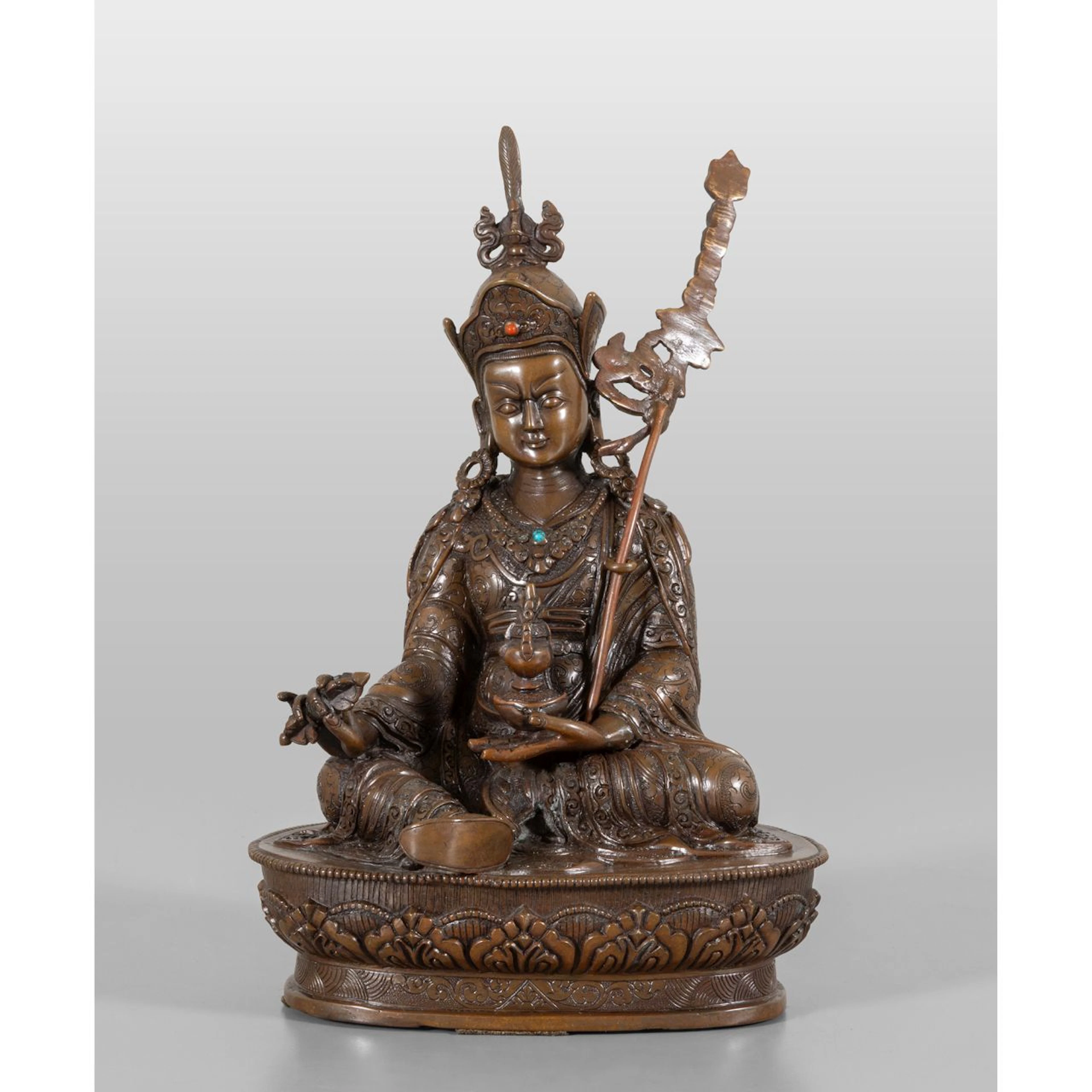 Padmasambhava seduto su un fiore di loto, scultura in bronzo, nella