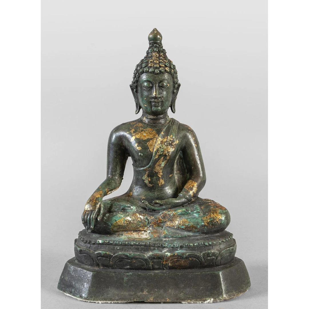 Buddha in bronzo con tracce di doratura, sec.XIX cm.21x16xh.9,5