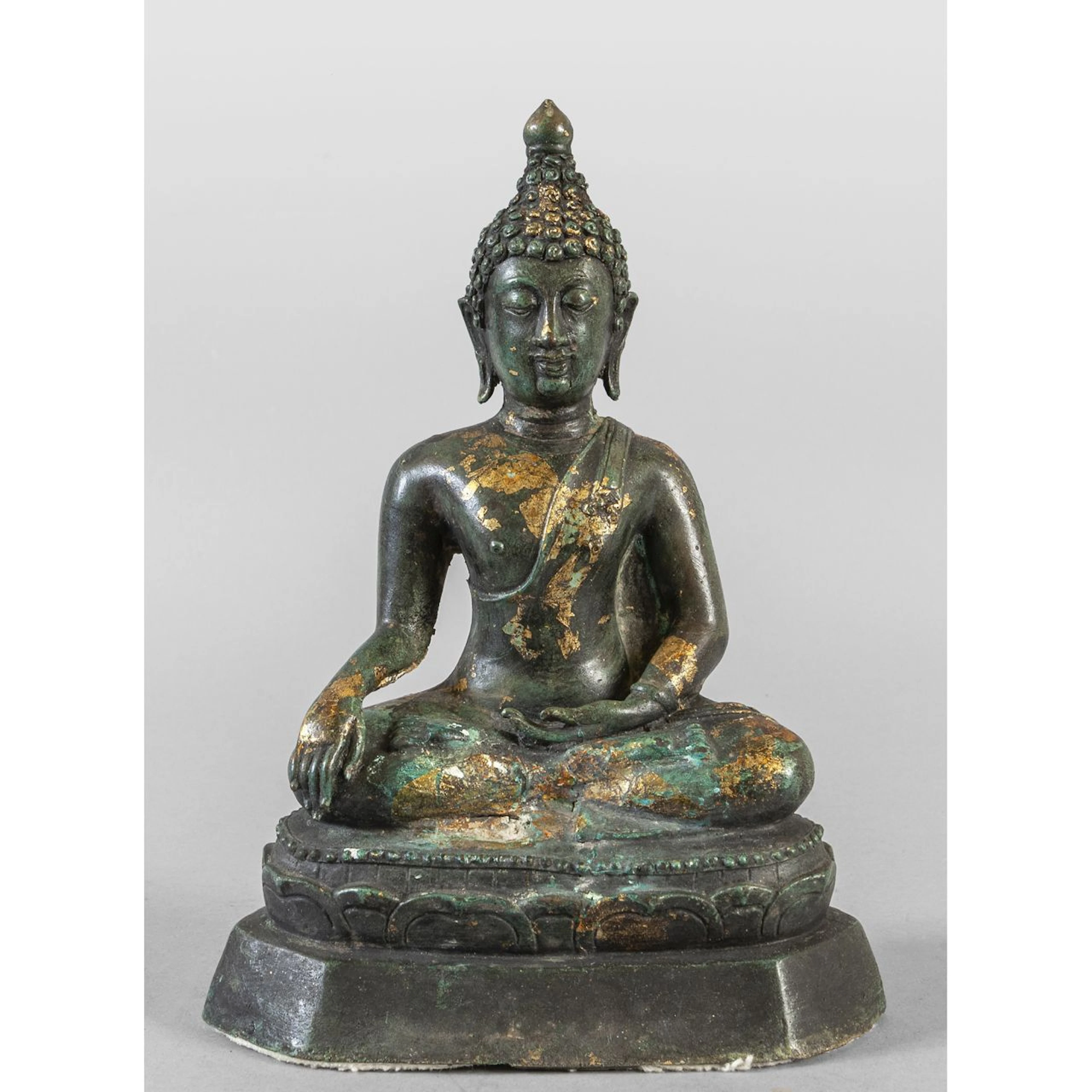 Buddha in bronzo con tracce di doratura, sec.XIX cm.21x16xh.9,5