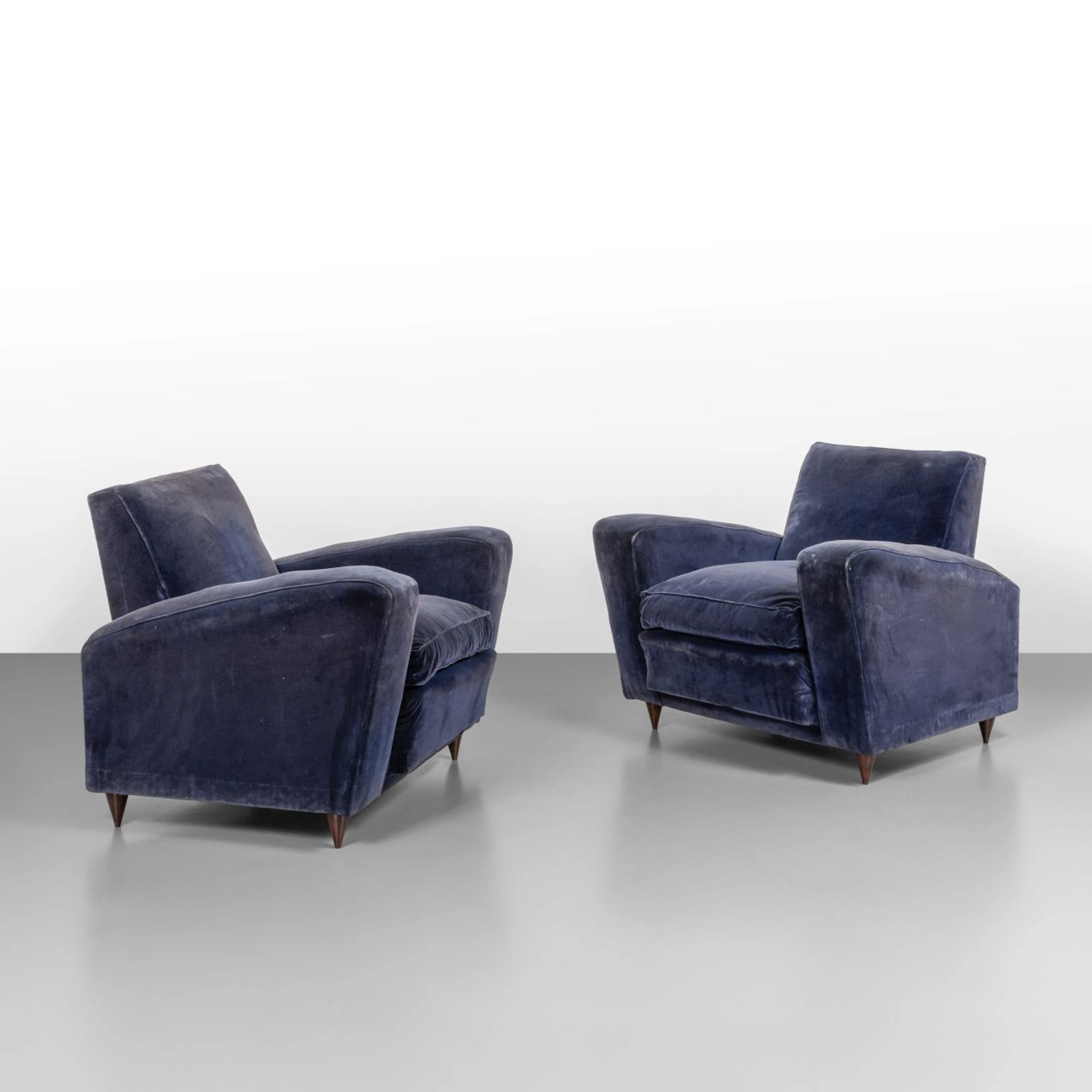 DUE POLTRONE, anni '50. Strutture e gambe in legno, imbottiture rivestite