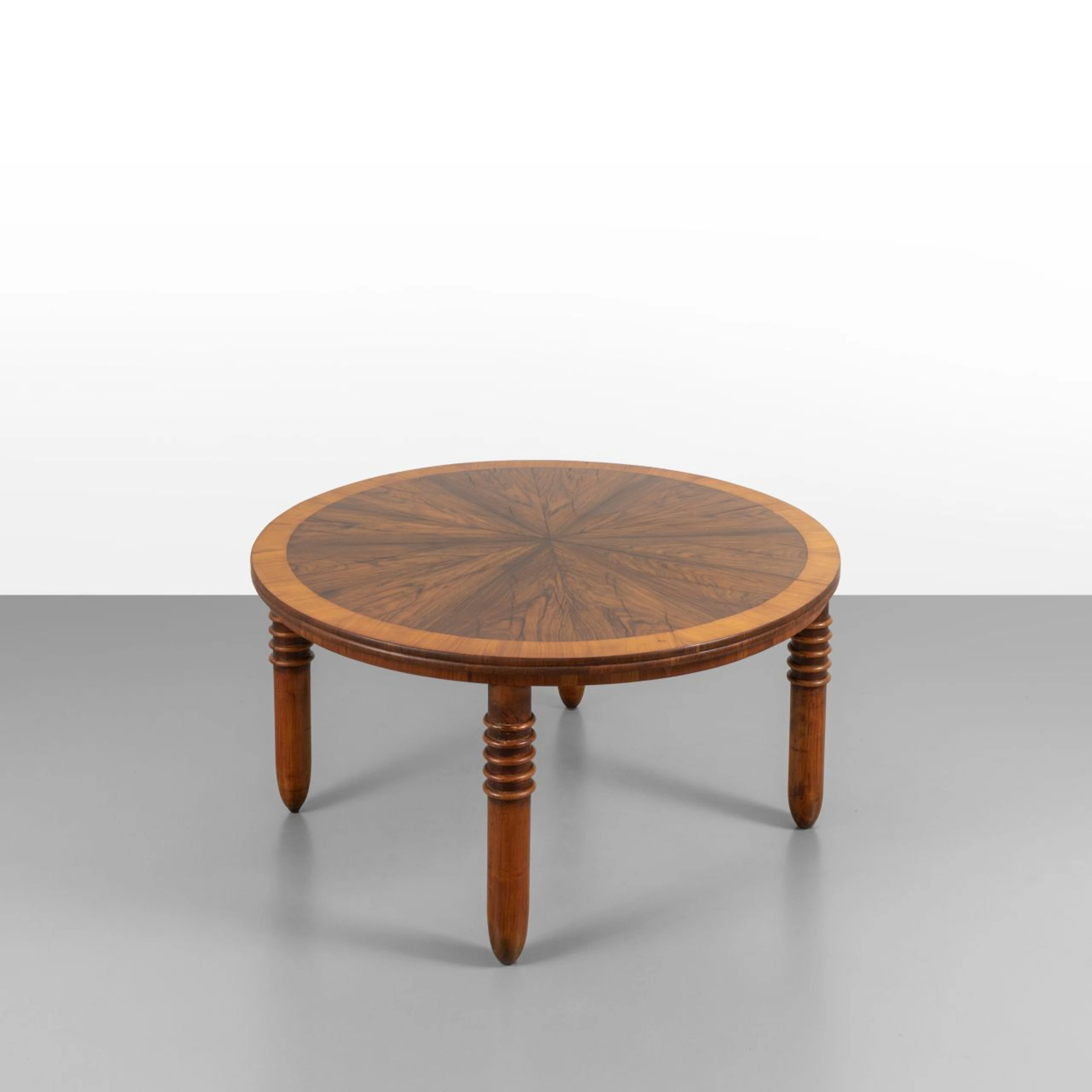 UN TAVOLINO DA CONVERSAZIONE, anni '30. Legno di noce, legno di ciliegio.