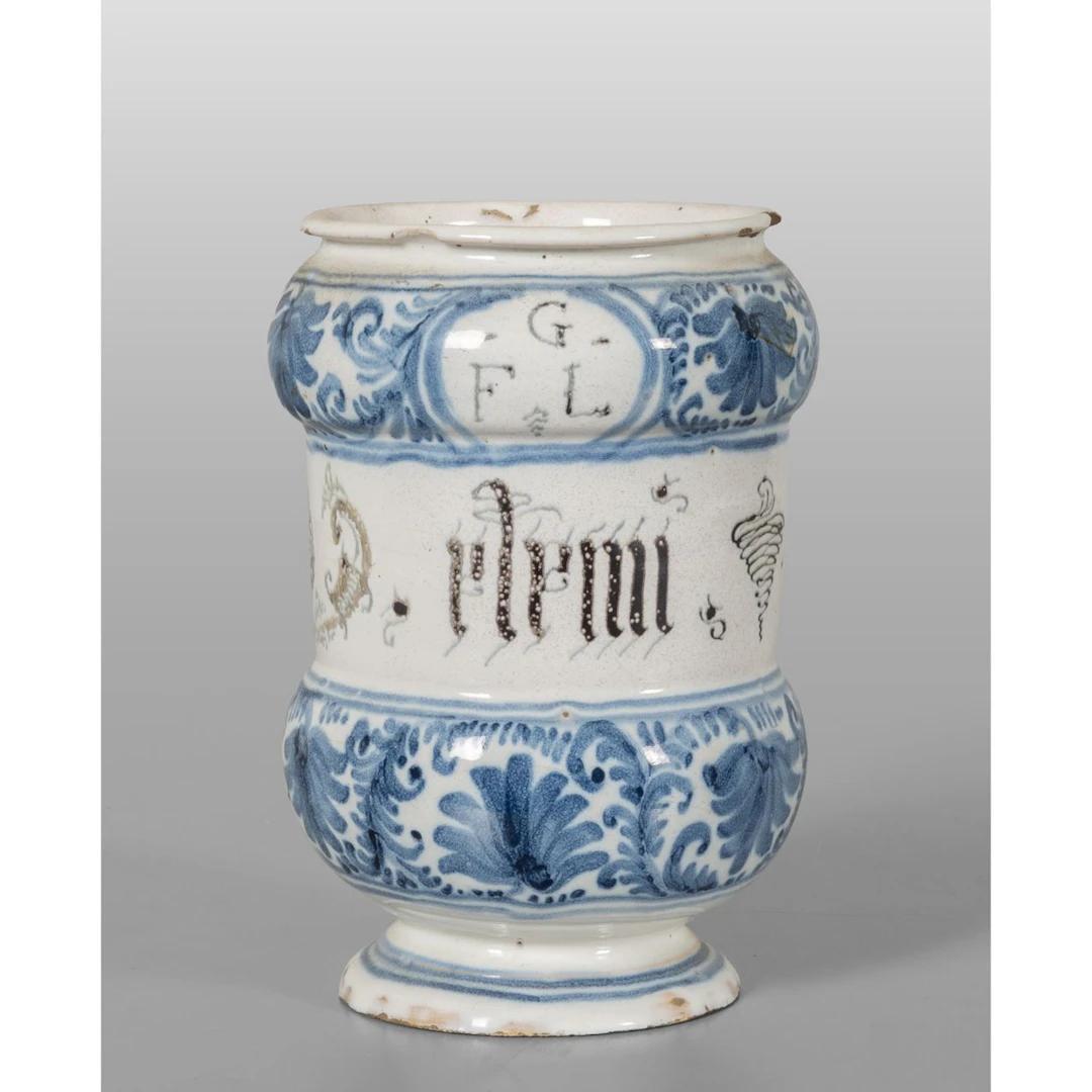 Vaso in maiolica bianca e blu, Pavia sec.XVIII h.cm.19