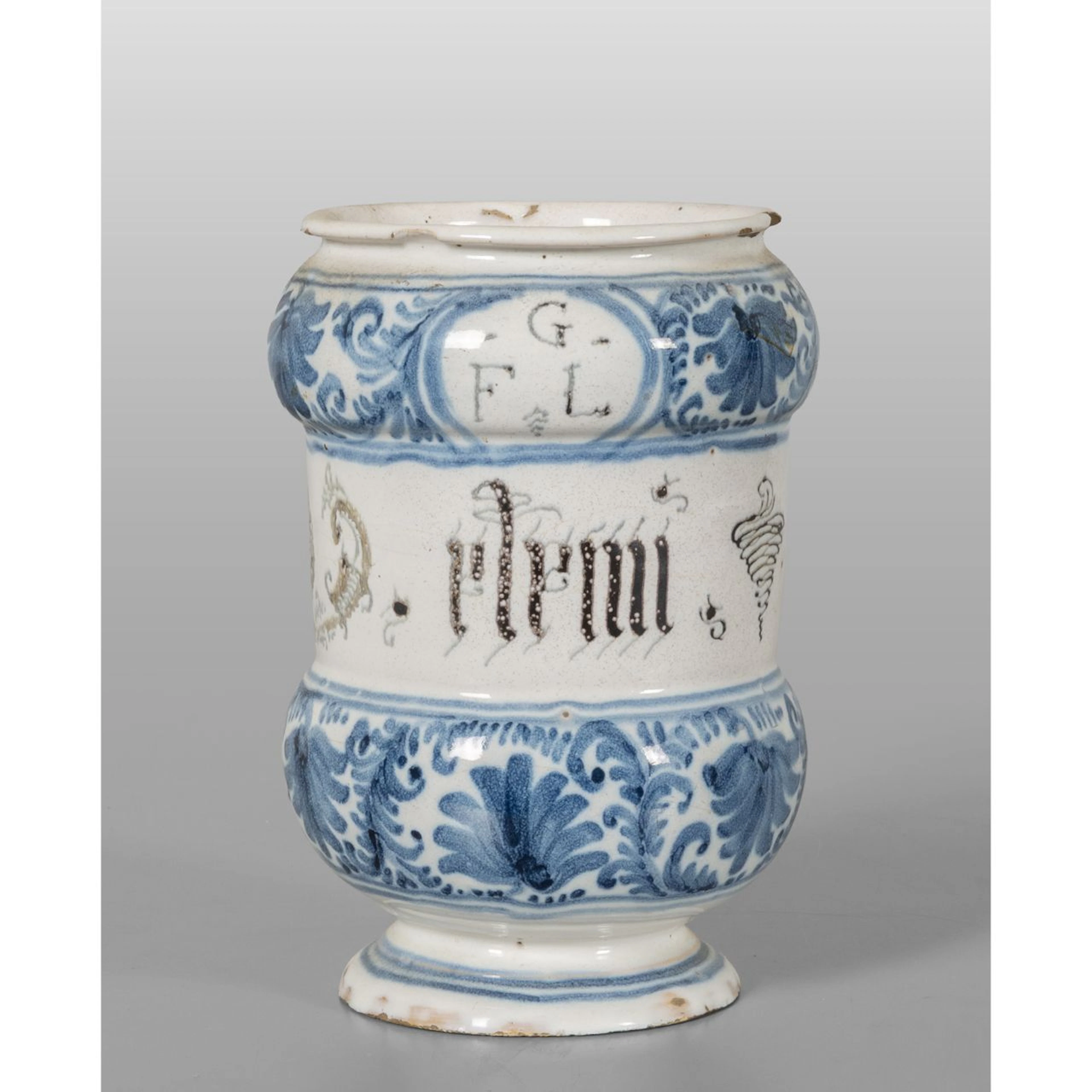 Vaso in maiolica bianca e blu, Pavia sec.XVIII h.cm.19