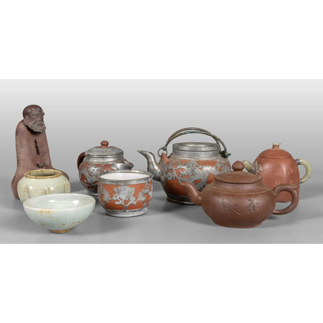 Scatola magica di theiere, coppette e statuina in ceramica e porcellana