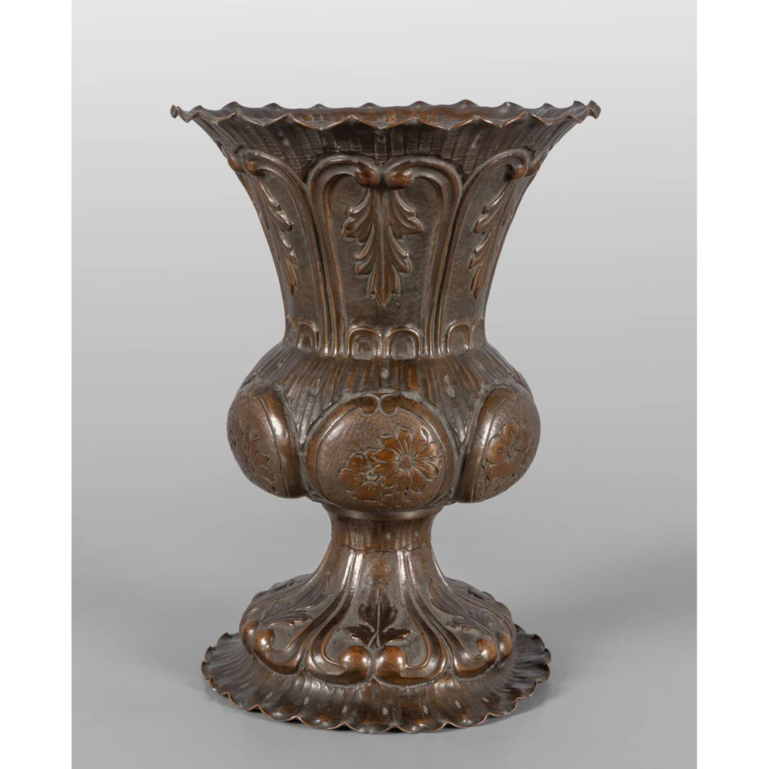 Vaso in rame sbalzato, sec.XIX h.cm.26