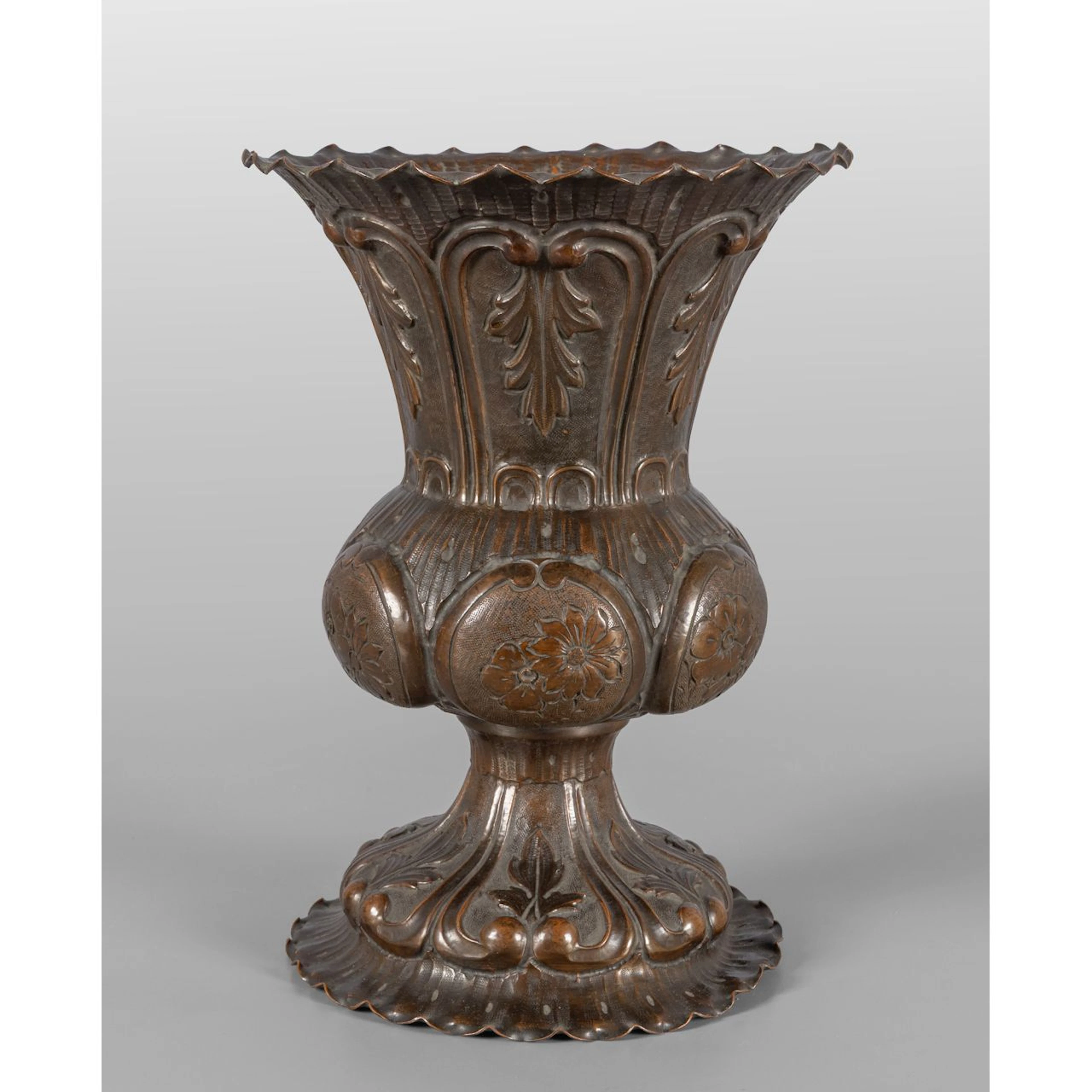 Vaso in rame sbalzato, sec.XIX h.cm.26