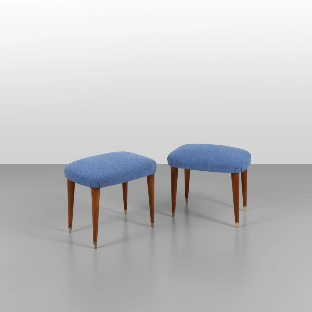 DUE POUF, anni '40. Legno di ciliegio, imbottiture rivestite in tessuto