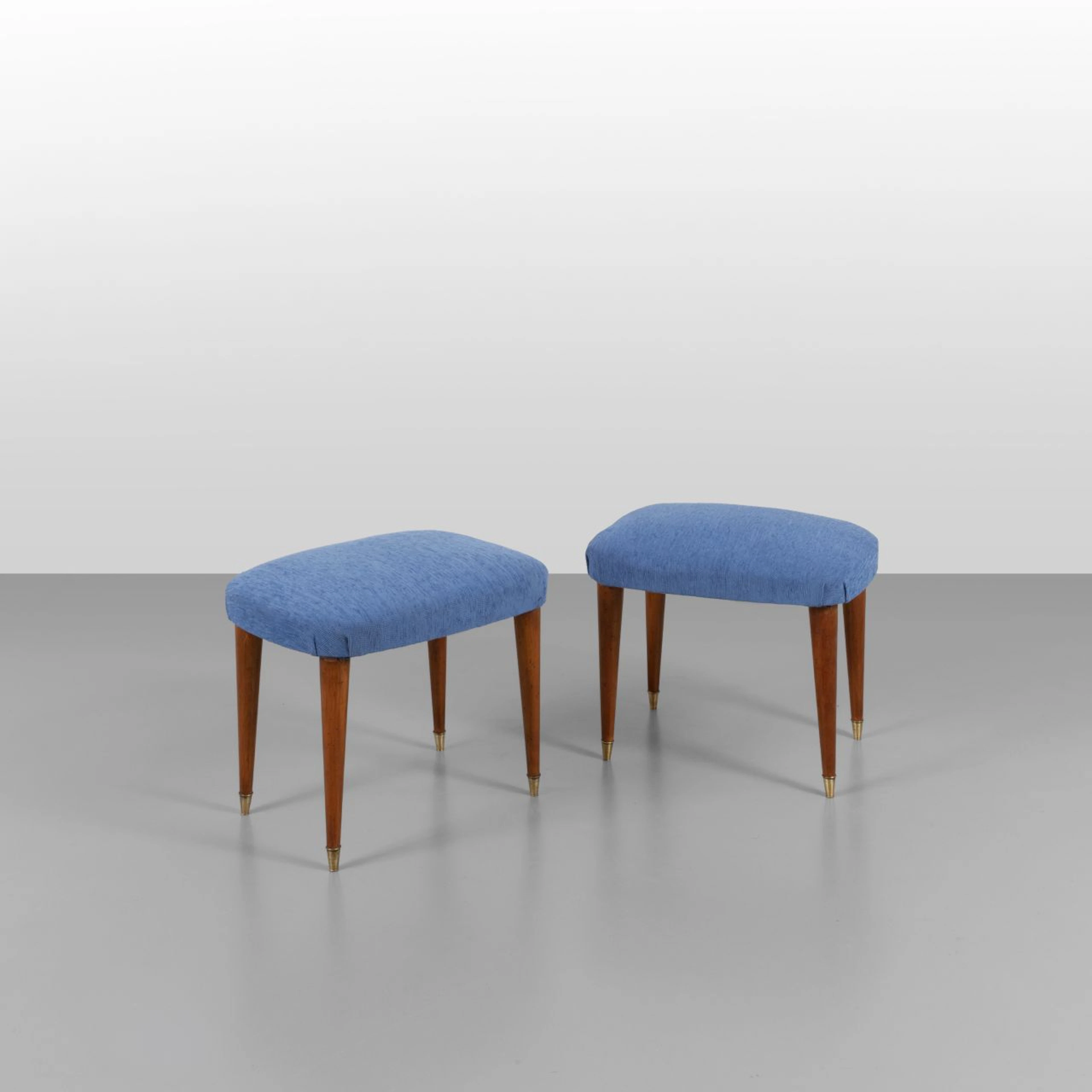 DUE POUF, anni '40. Legno di ciliegio, imbottiture rivestite in tessuto