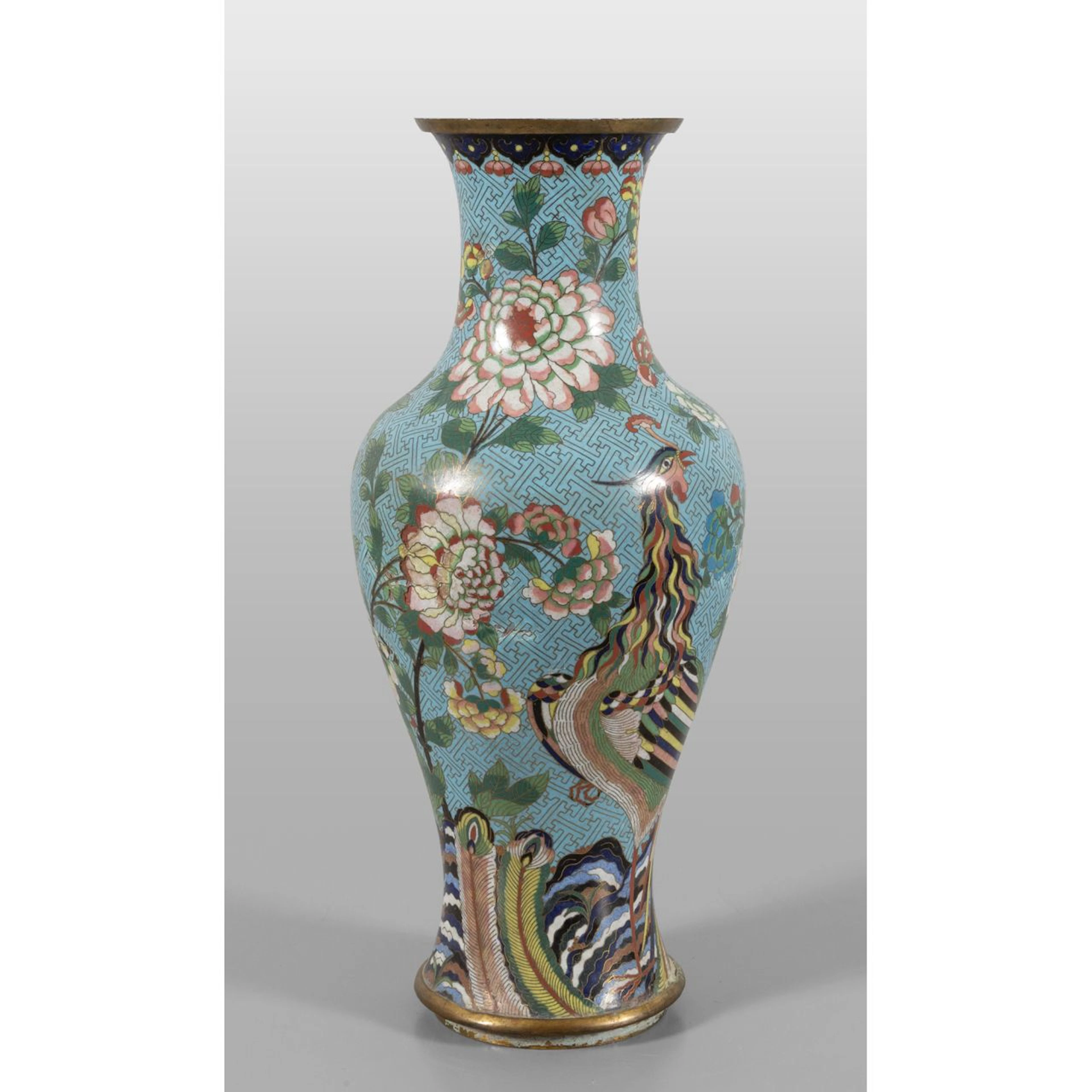 Vaso cloisonn´ decorato con peonie e uccelli, sec.XIX h.cm.48, difetti