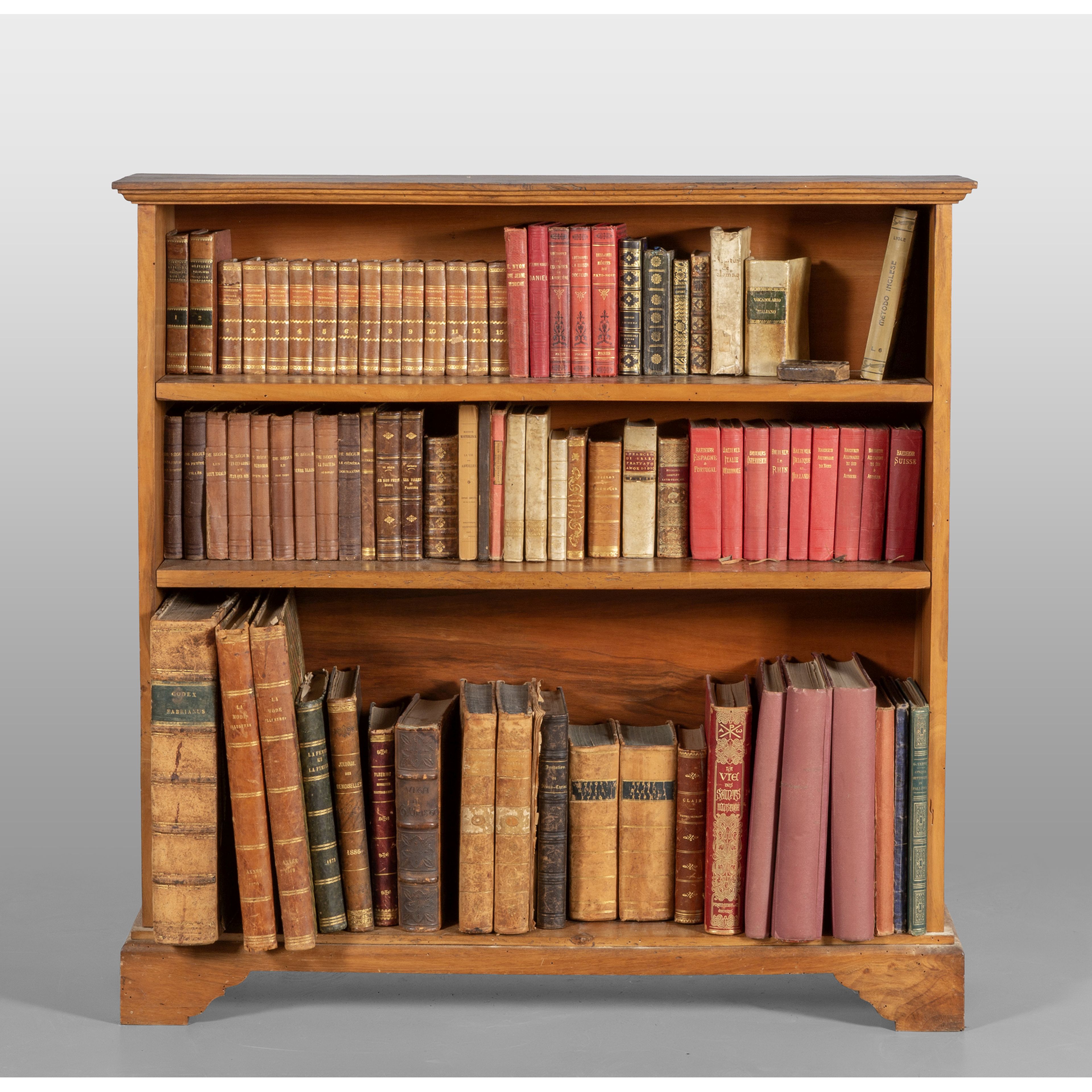 Scaffale in legno con all'interno vari libri cm. 100x22 h. 101