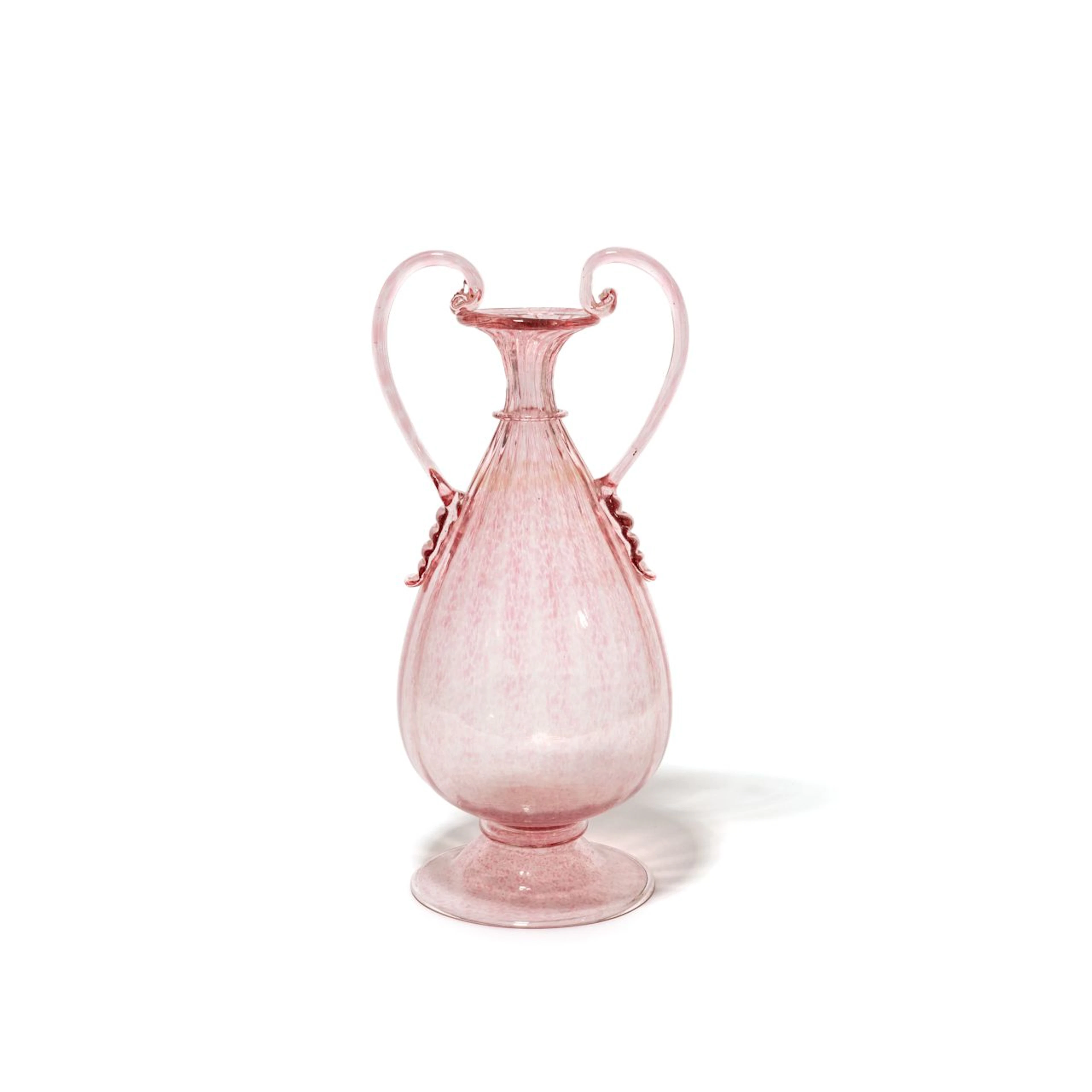 SALVIATI, 1920 ca. Un vaso biansato in vetro trasparente rubino con