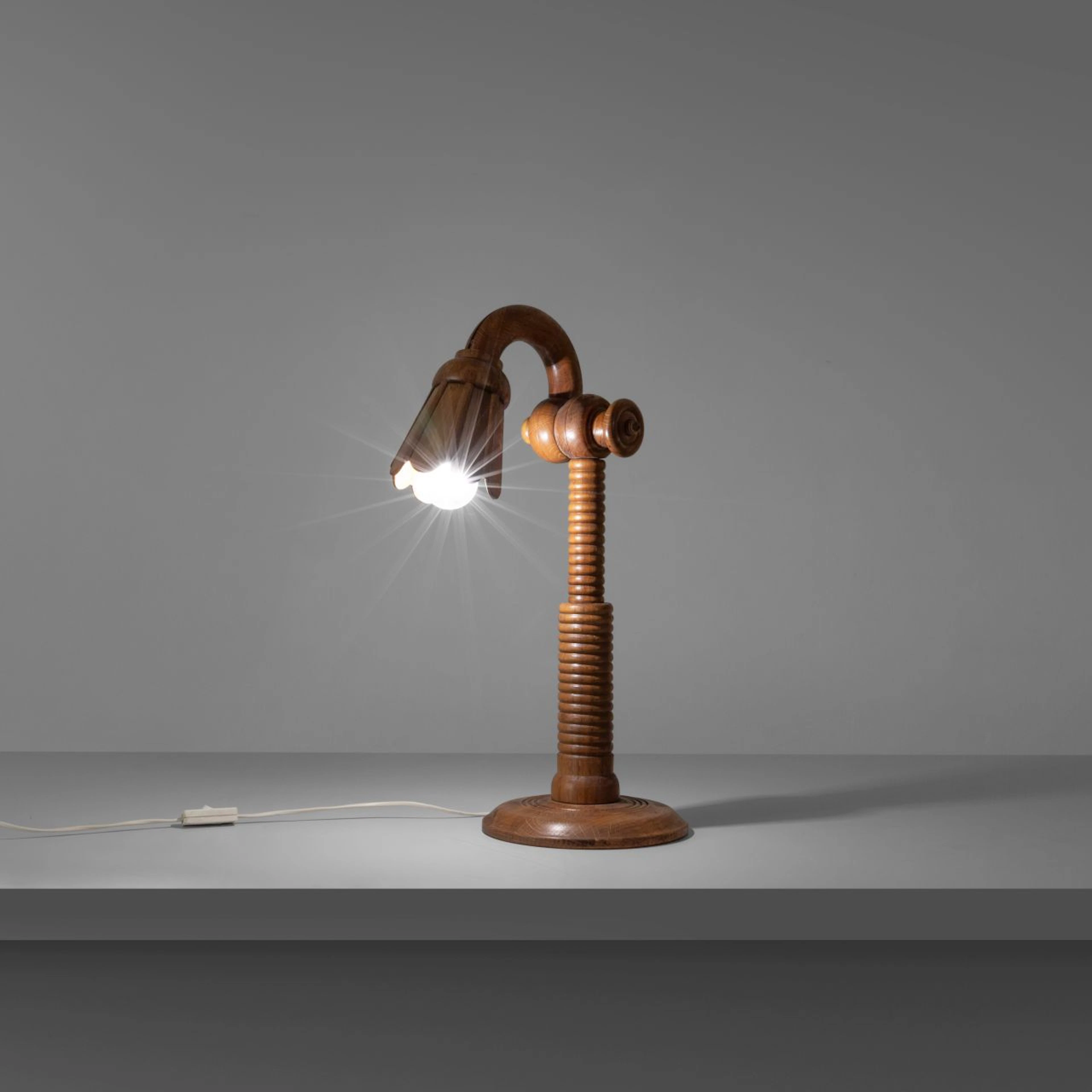 UNA LAMPADA DA TAVOLO, anni '50. Legno di rovere. Diffusore e braccio