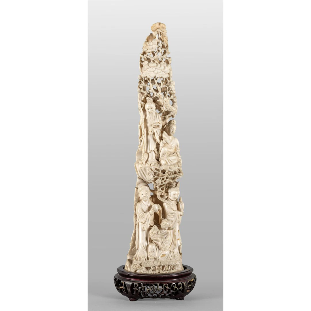 Gruppo in avorio scolpito con albero della vita e personaggi, Cina