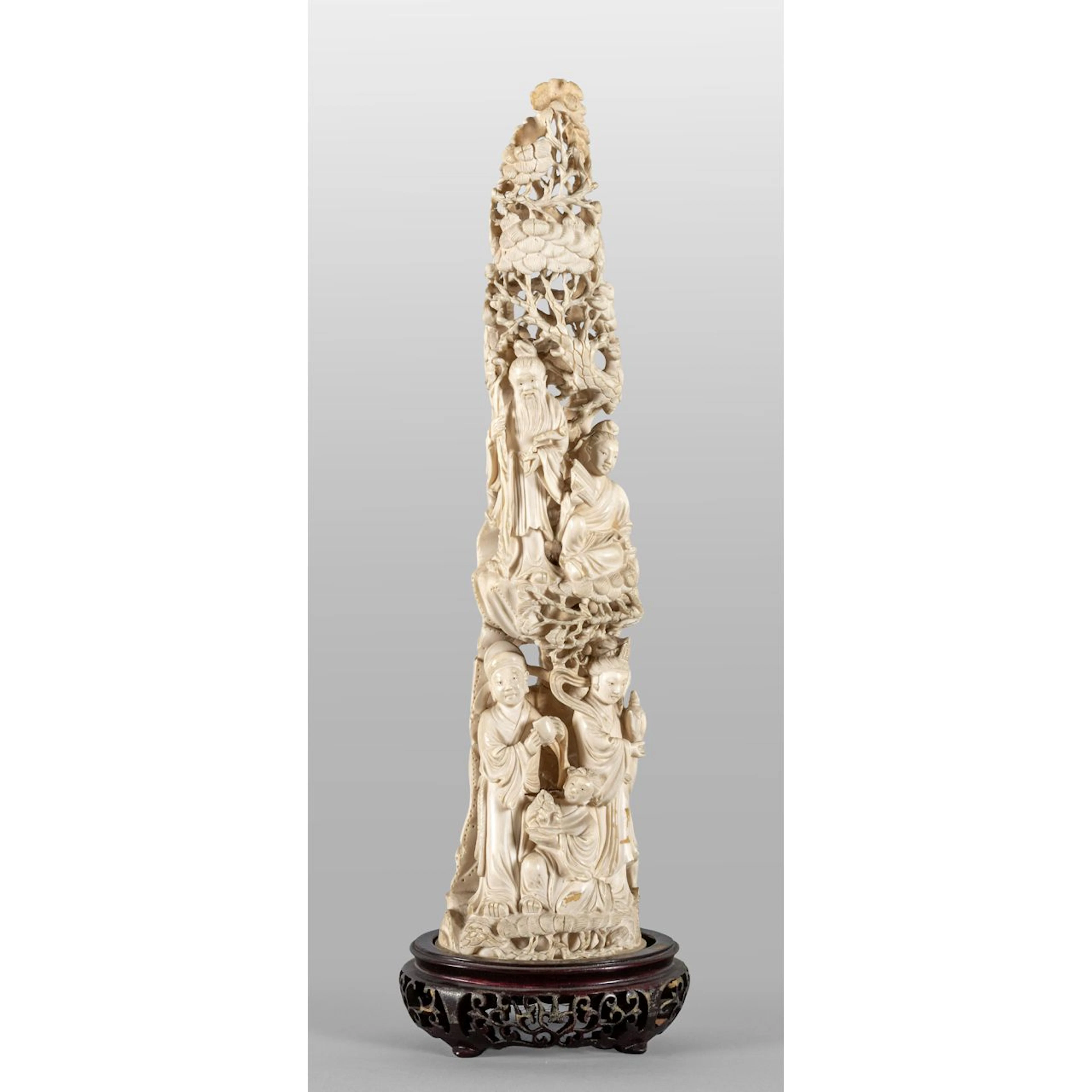 Gruppo in avorio scolpito con albero della vita e personaggi, Cina