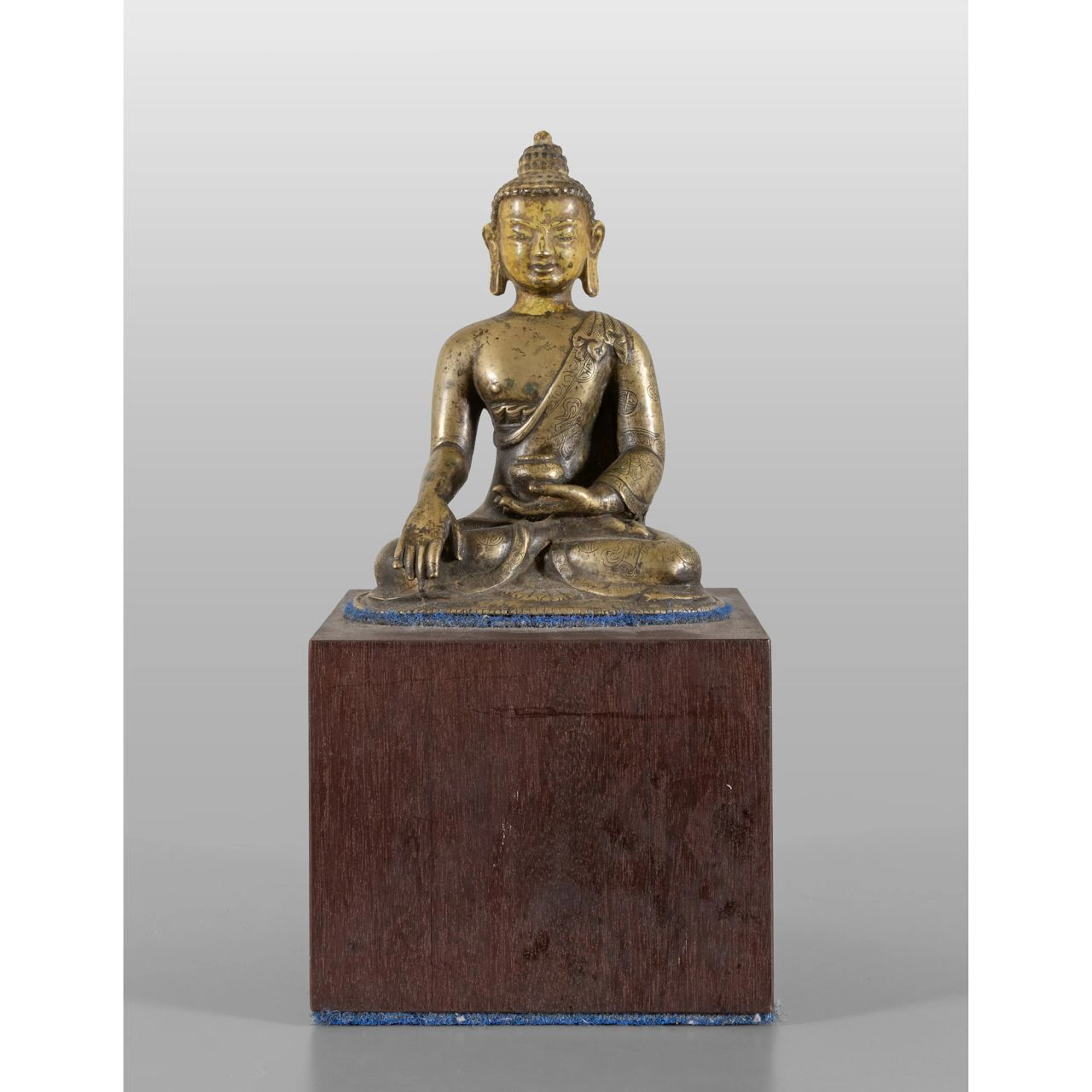 Buddha in bronzo dorato (h.cm.17,5) montato su base quadrata in legno