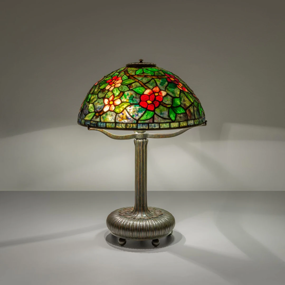 TIFFANY STUDIOS, inizi del '900. Una lampada da tavolo. Vetro Favrile