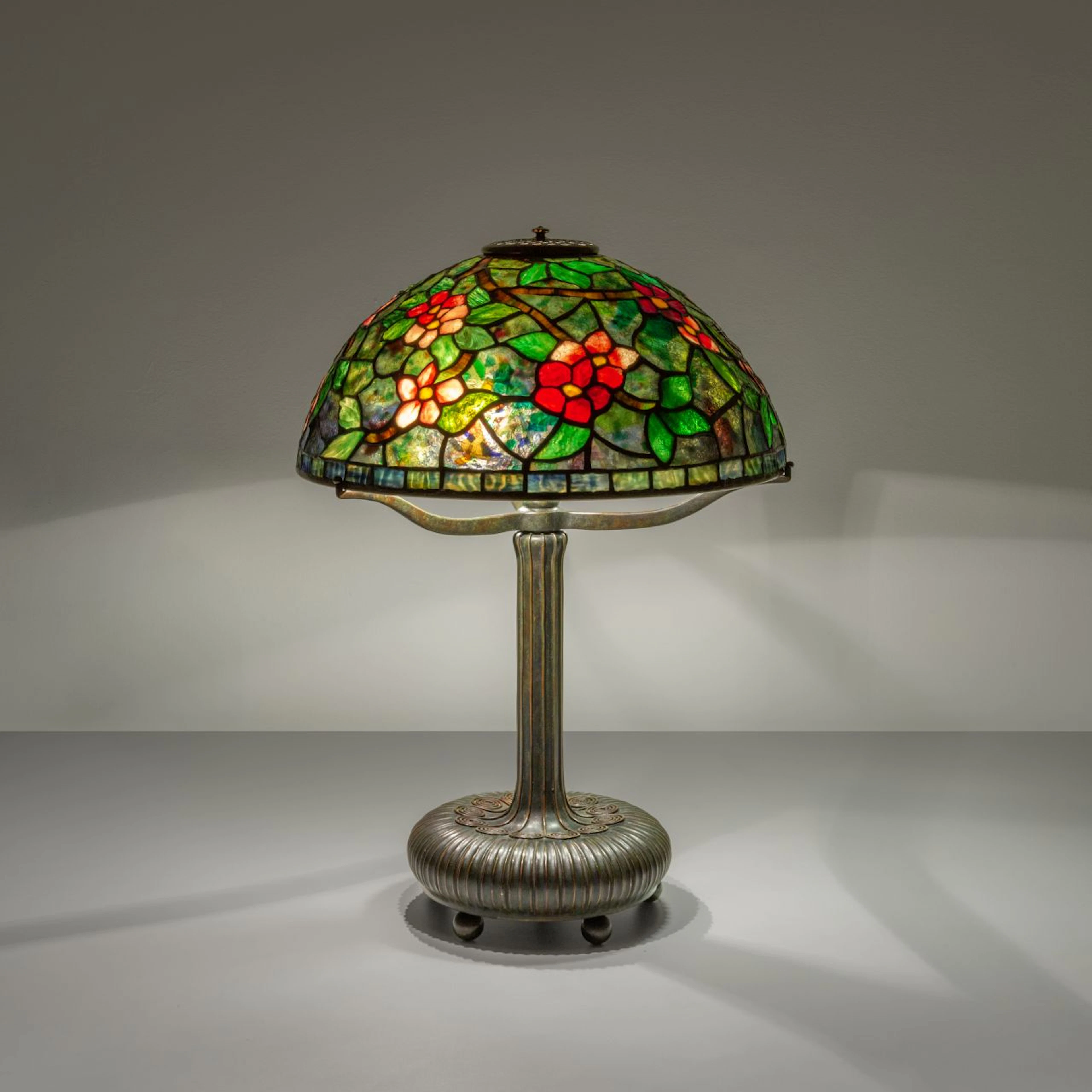 TIFFANY STUDIOS, inizi del '900. Una lampada da tavolo. Vetro Favrile