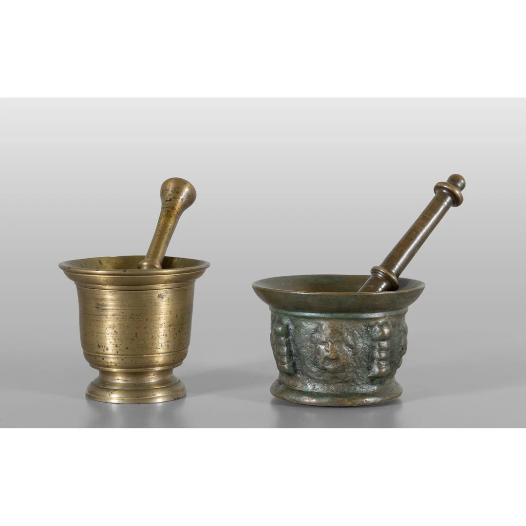 Due mortai in bronzo con pestello diam.cm.11xh.10 e diam.cm.12,5xh.9