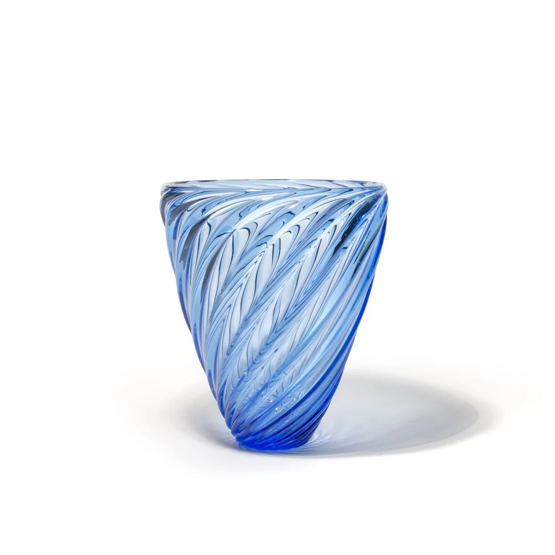 PAOLO VENINI, 1936. Un vaso 'diamante' in vetro trasparente blu. Firma